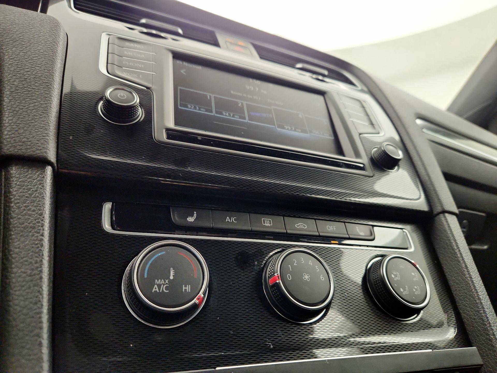 Thumbnail: 2016 Volkswagen Golf - 16