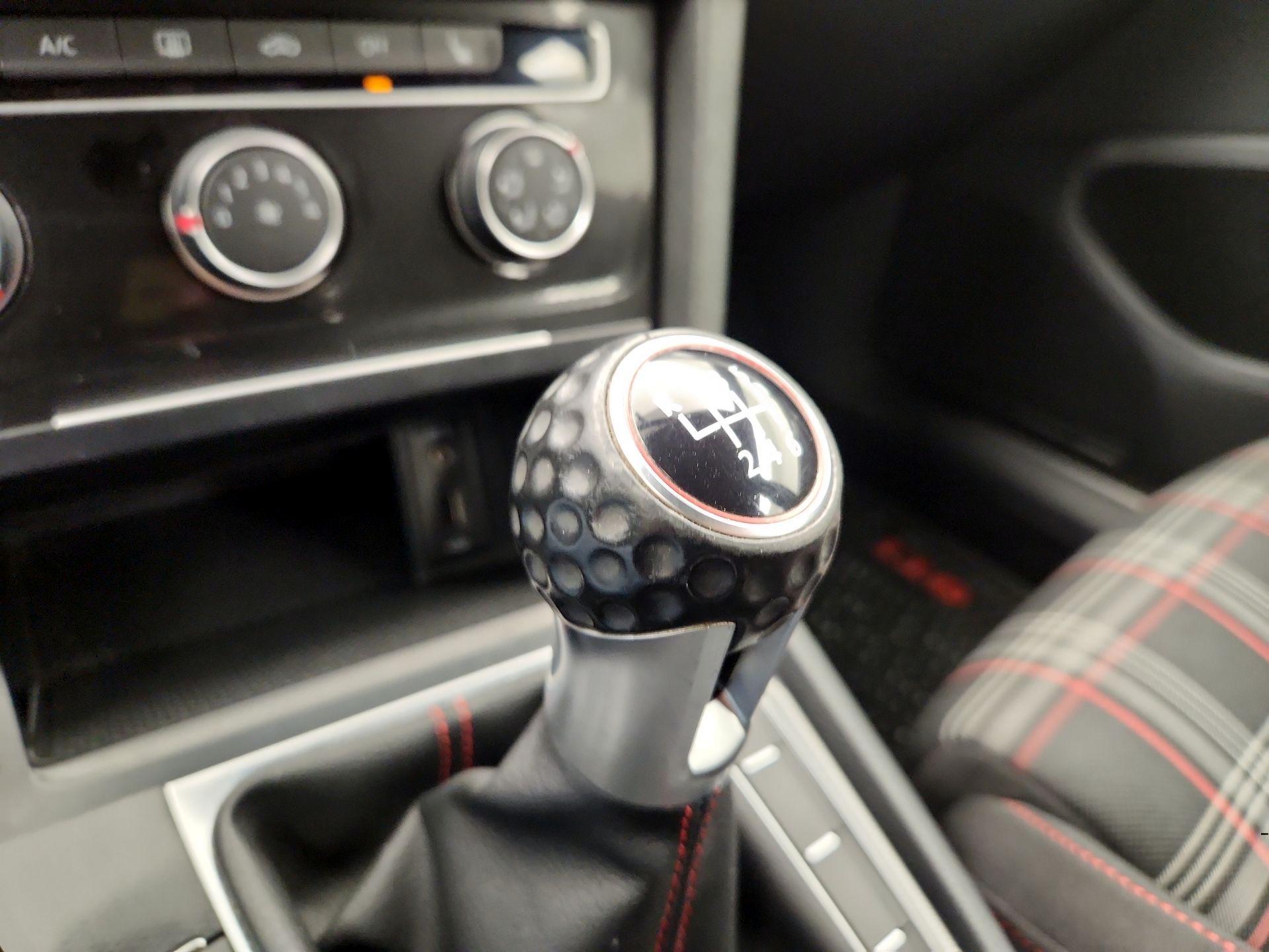 Thumbnail: 2016 Volkswagen Golf - 17