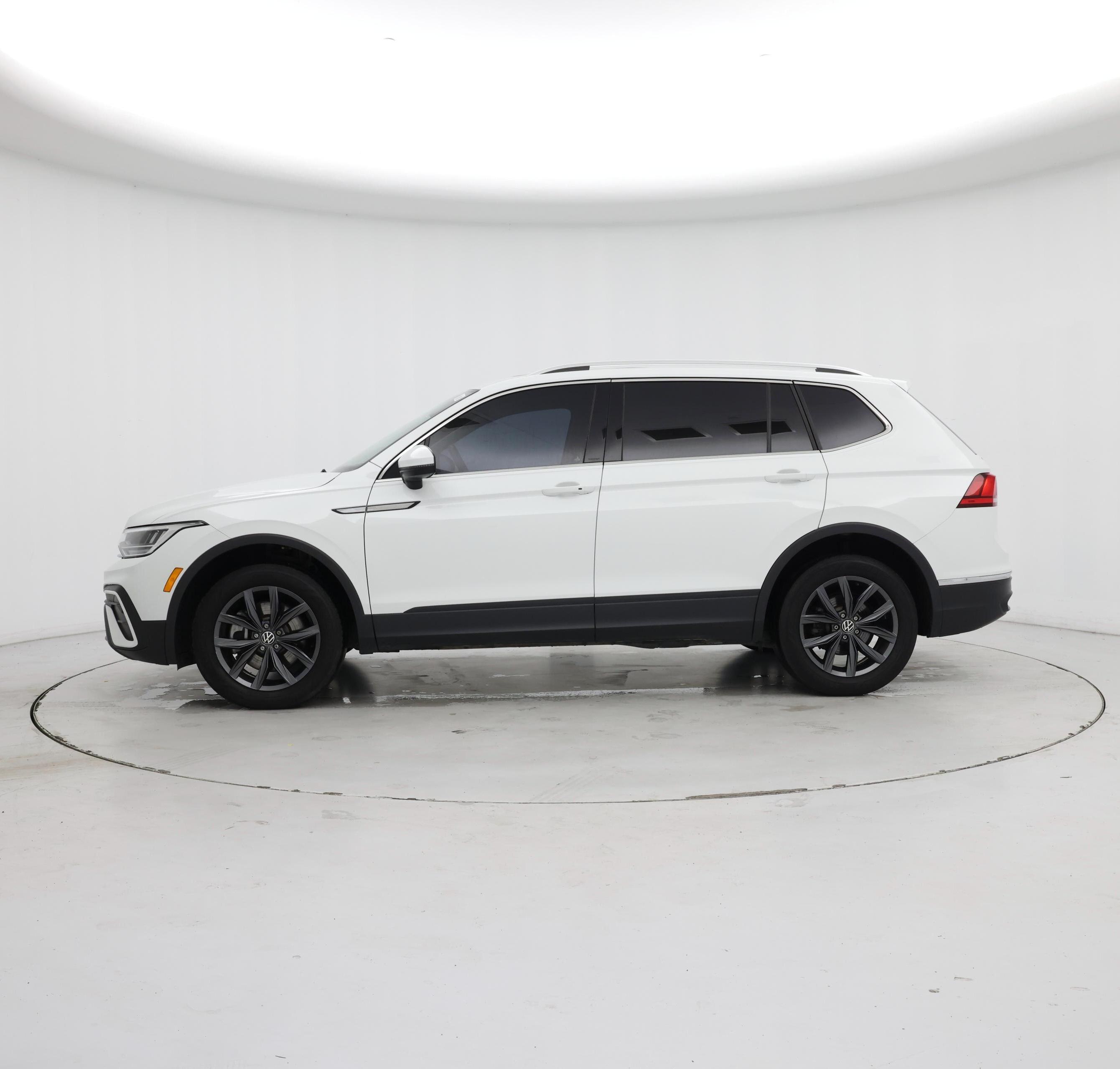 Thumbnail: 2022 Volkswagen Tiguan - 3