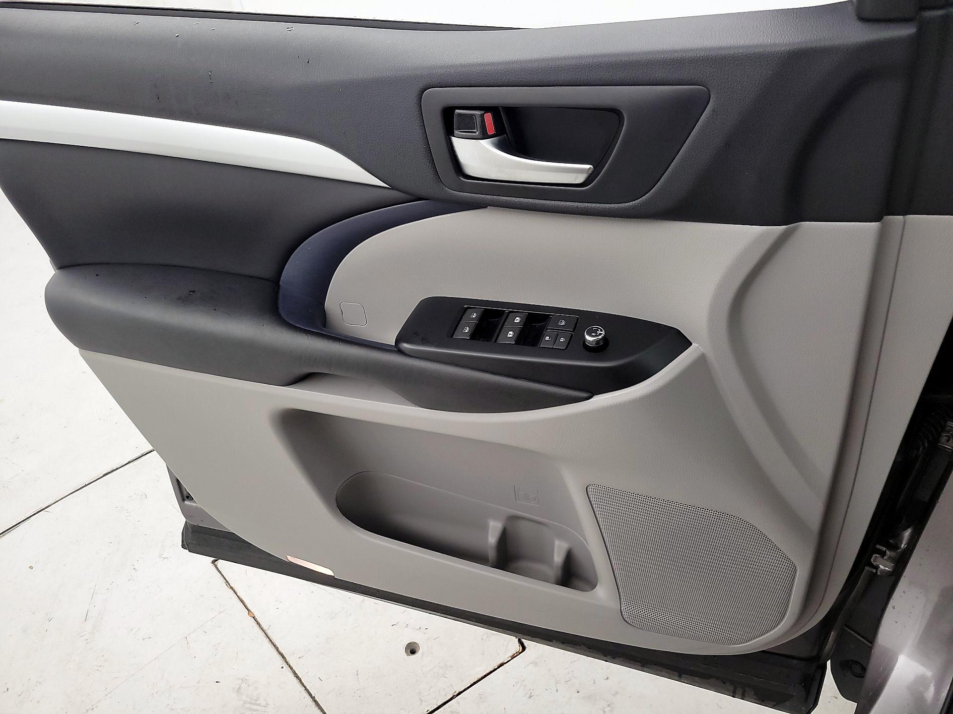 Thumbnail: 2019 Toyota Highlander - 12
