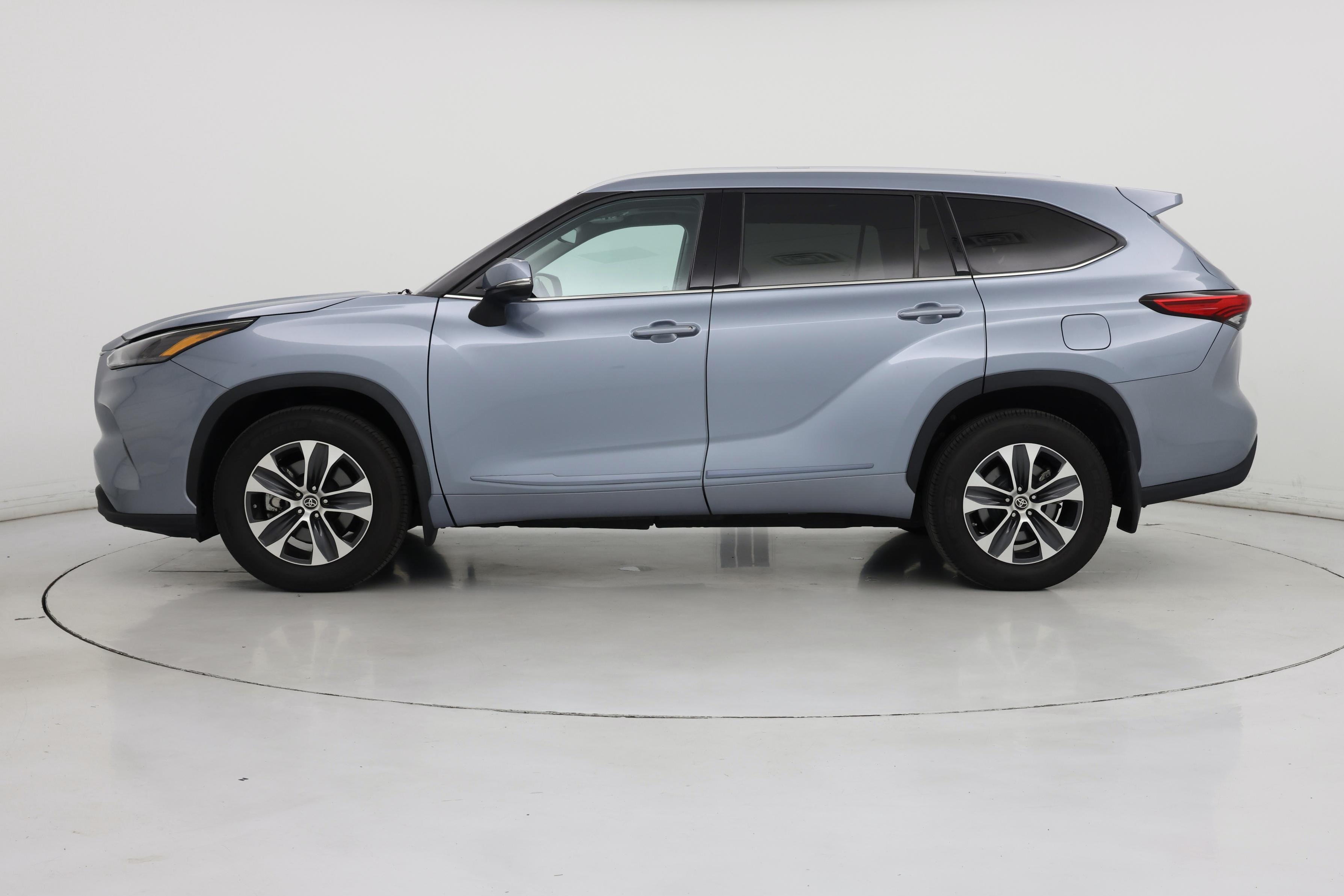 Thumbnail: 2022 Toyota Highlander - 3