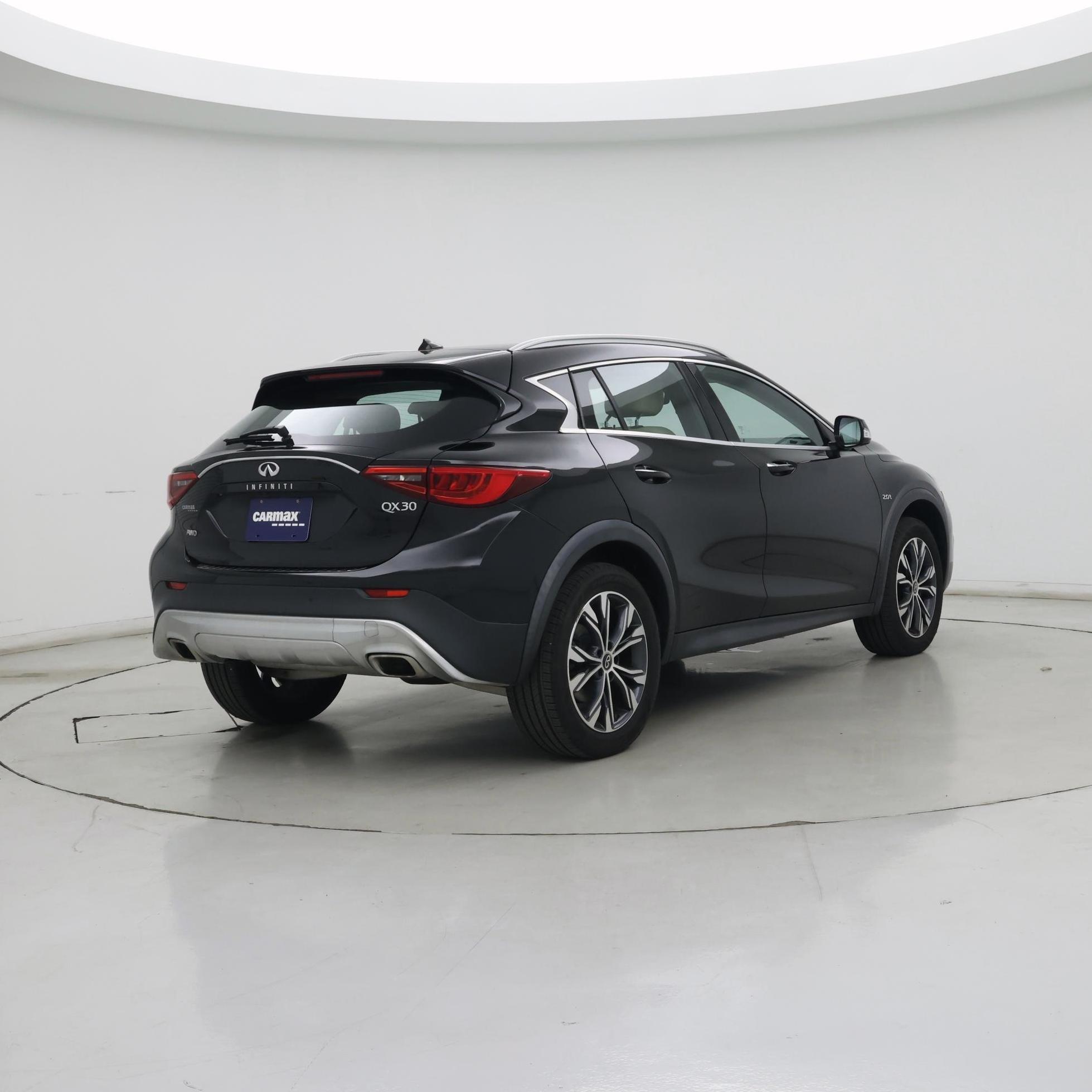 Thumbnail: 2017 INFINITI QX30 - 8