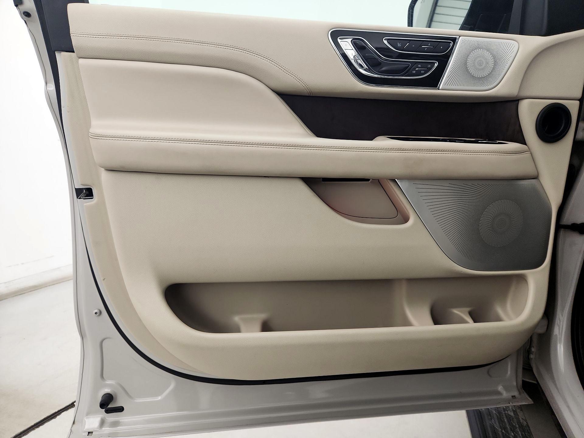 Thumbnail: 2019 Lincoln Navigator - 12