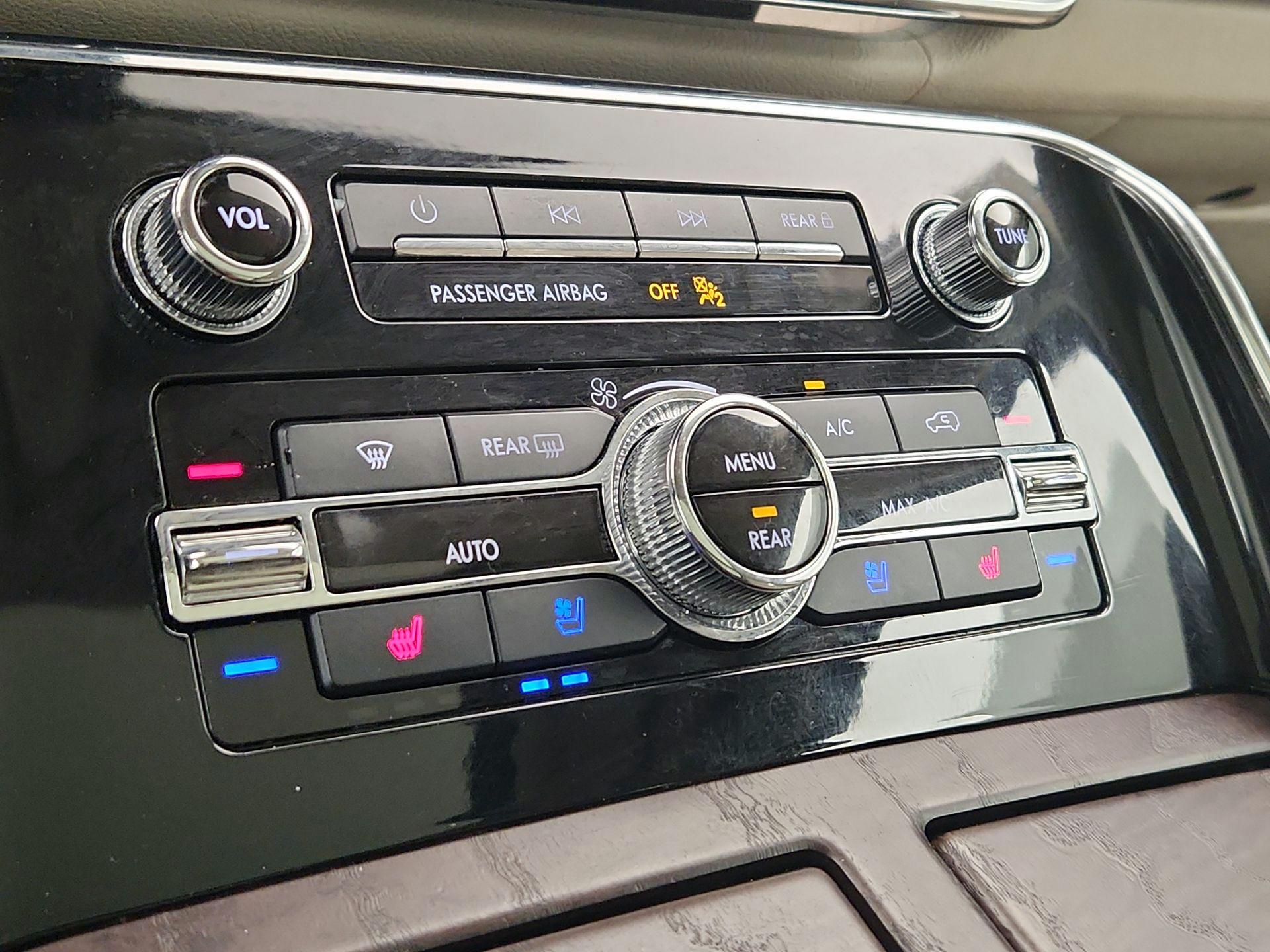 Thumbnail: 2019 Lincoln Navigator - 17