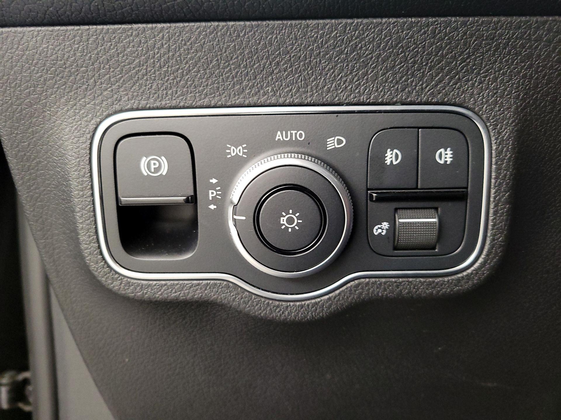 Thumbnail: 2023 Mercedes-Benz GLB - 13