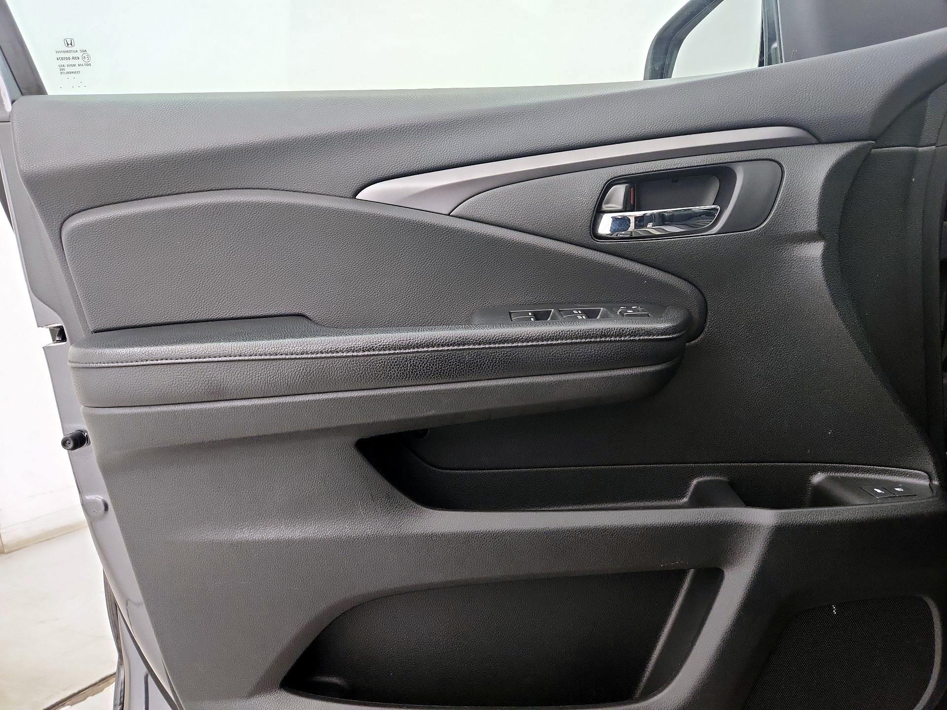 Thumbnail: 2016 Honda Pilot - 12