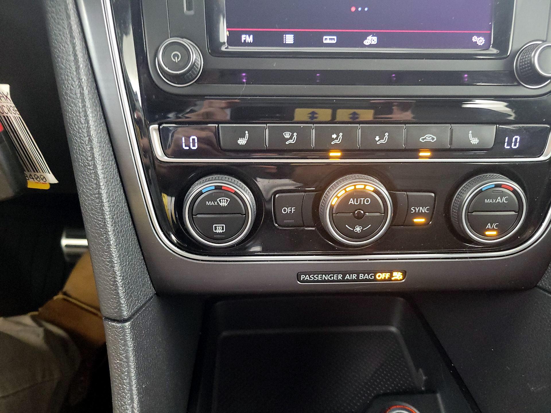 Thumbnail: 2018 Volkswagen Passat - 16