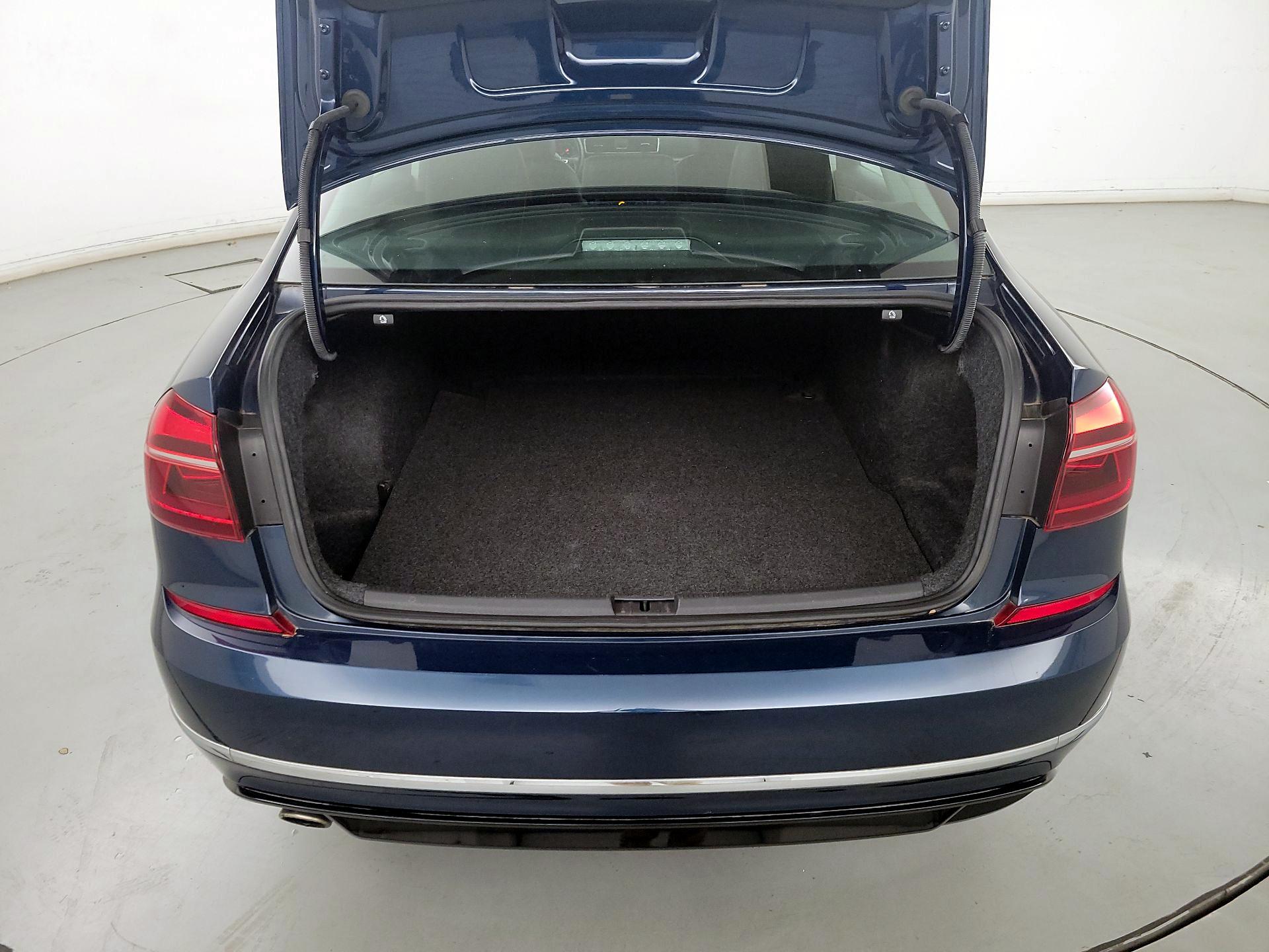 Thumbnail: 2018 Volkswagen Passat - 20