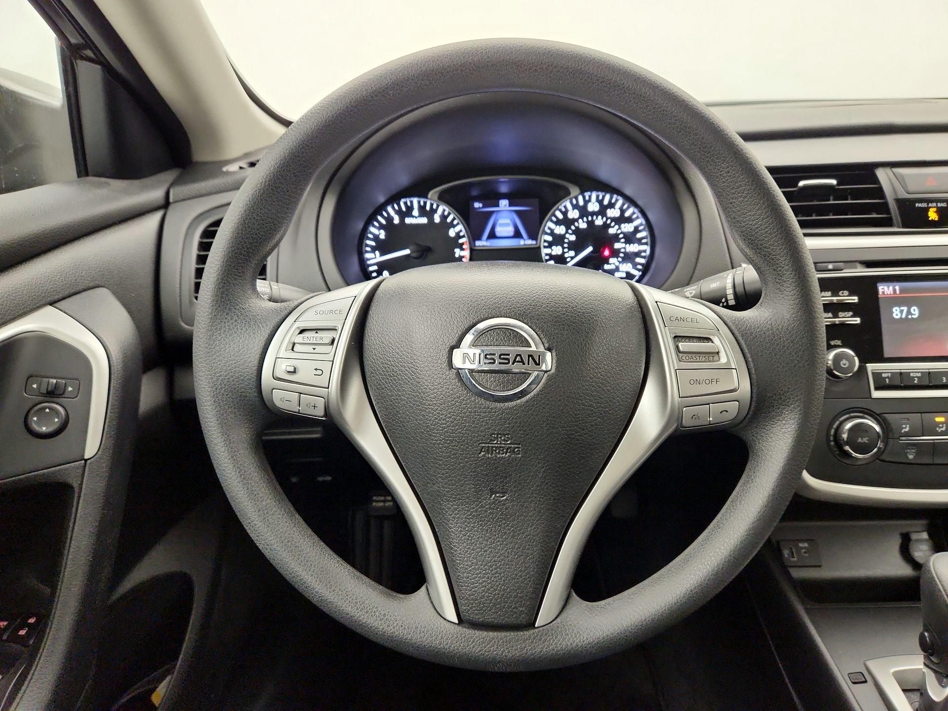 Thumbnail: 2017 Nissan Altima - 10