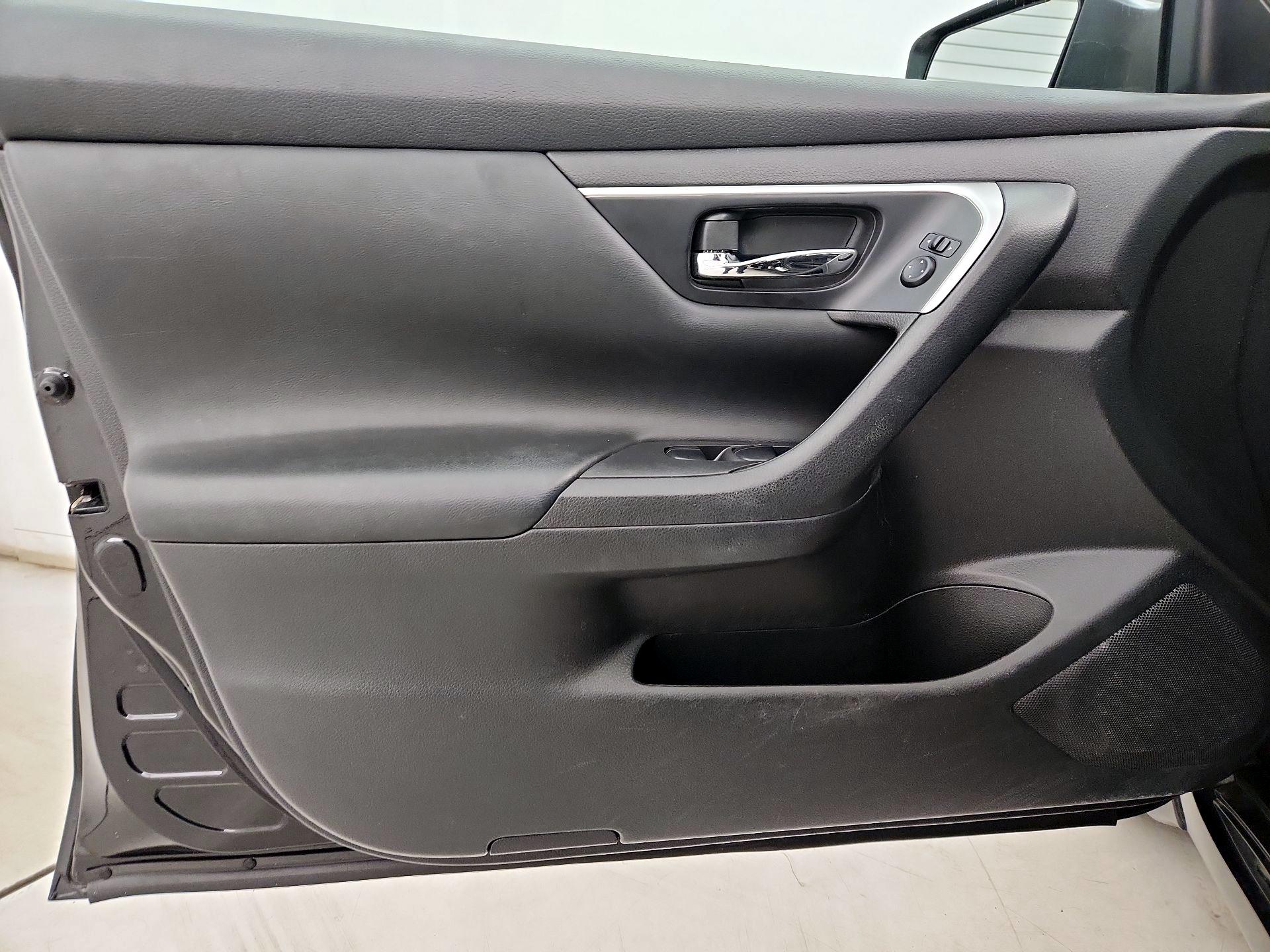 Thumbnail: 2017 Nissan Altima - 12