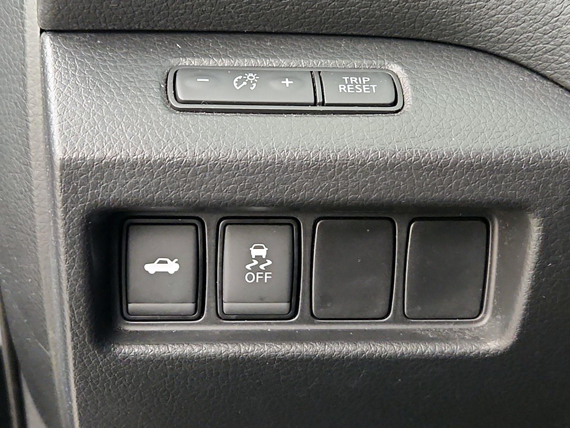 Thumbnail: 2017 Nissan Altima - 13