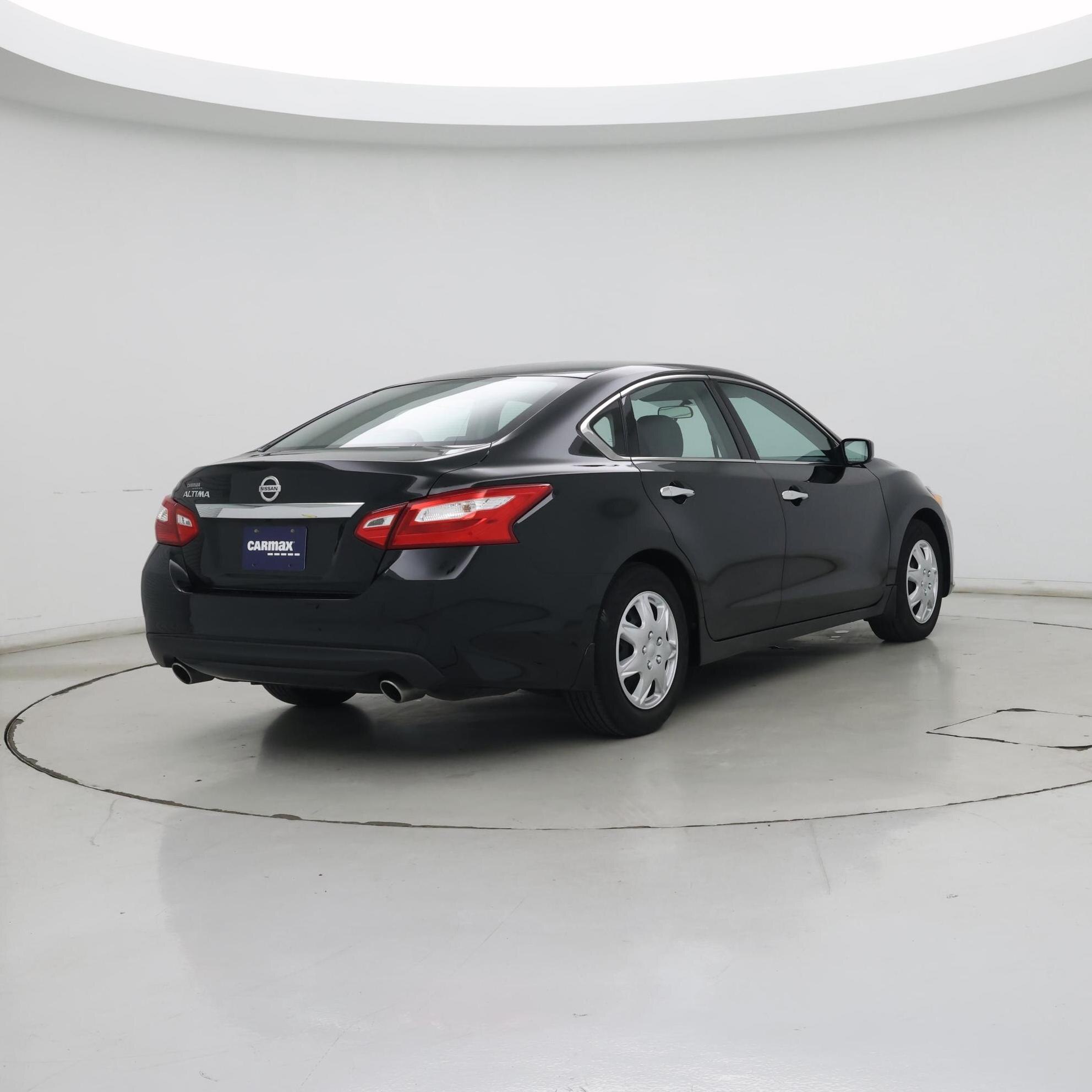 Thumbnail: 2017 Nissan Altima - 8