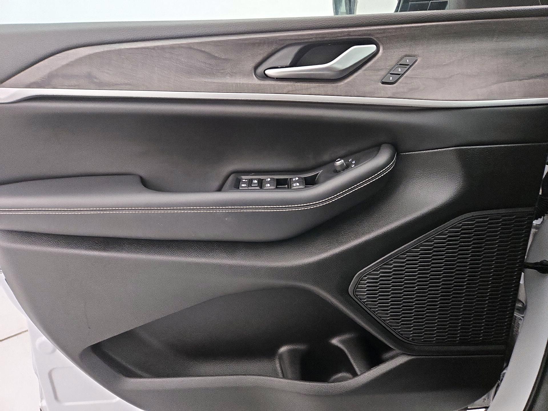 Thumbnail: 2023 Jeep Grand Cherokee - 12