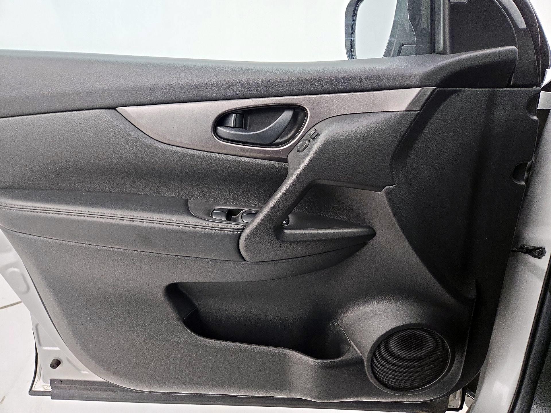 Thumbnail: 2020 Nissan Rogue Sport - 12