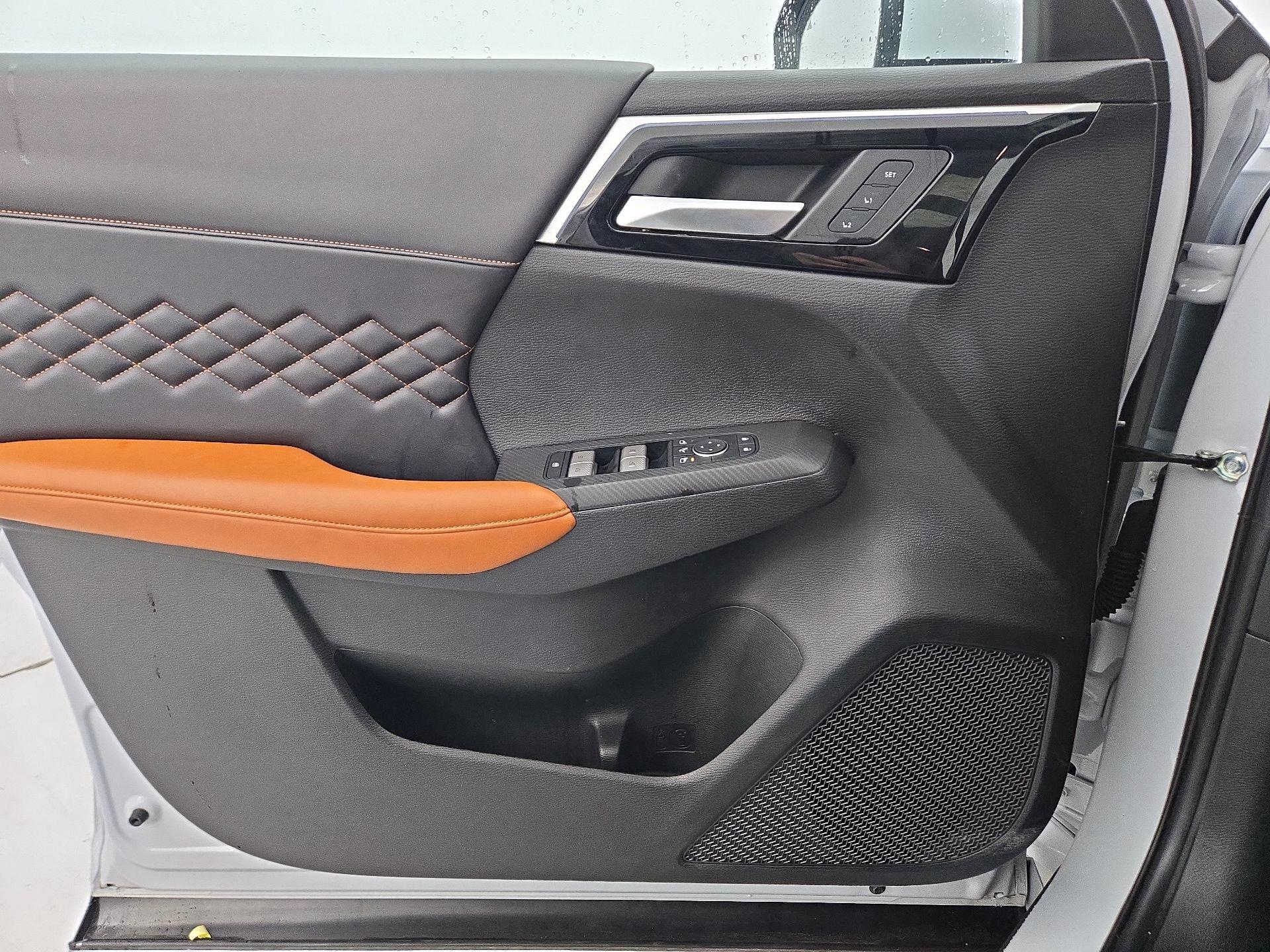 Thumbnail: 2023 Mitsubishi Outlander - 12