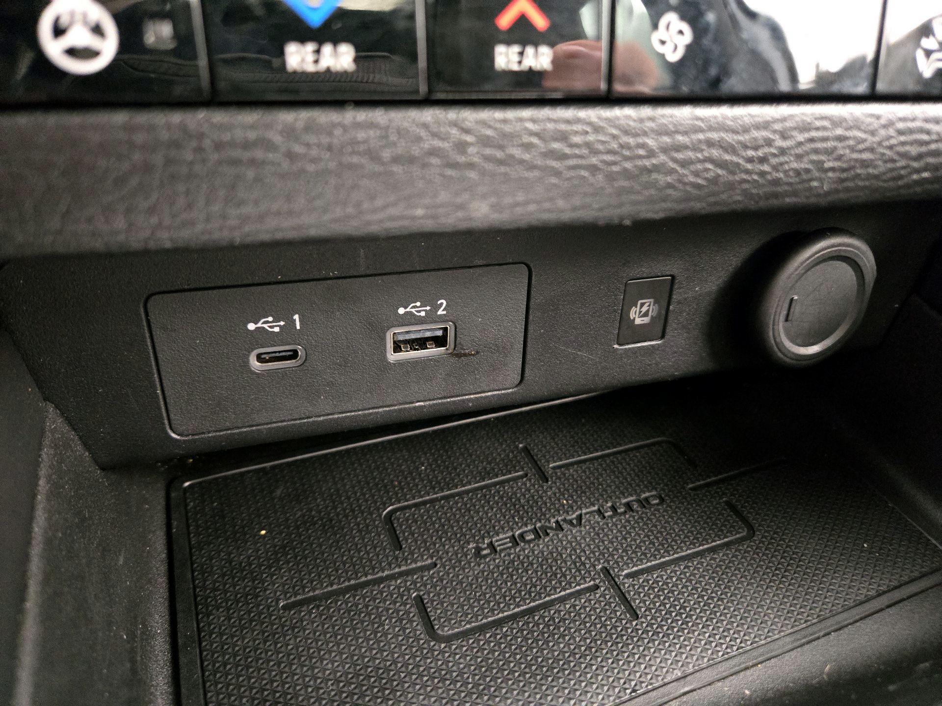 Thumbnail: 2023 Mitsubishi Outlander - 19