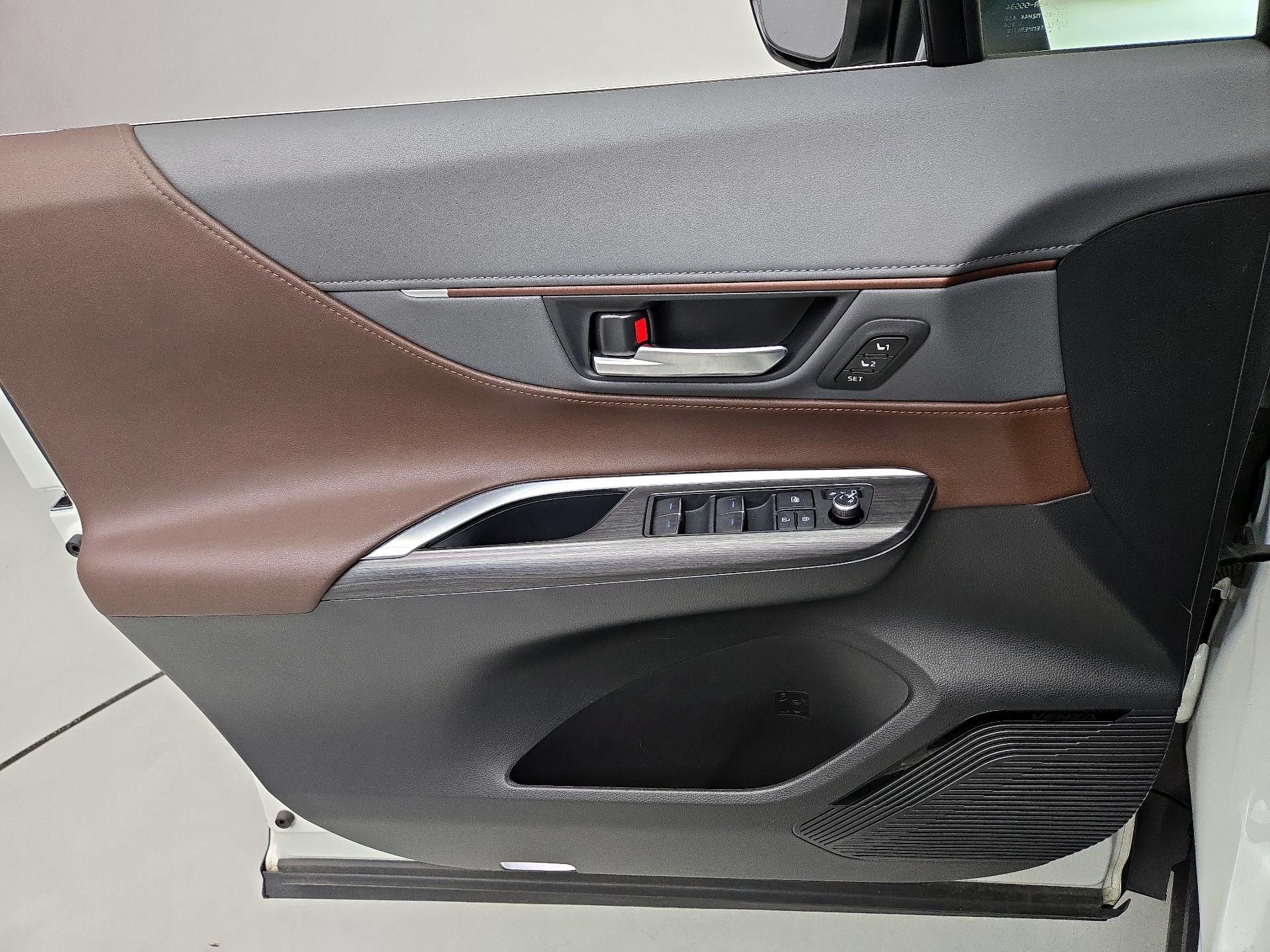 Thumbnail: 2022 Toyota Venza - 12