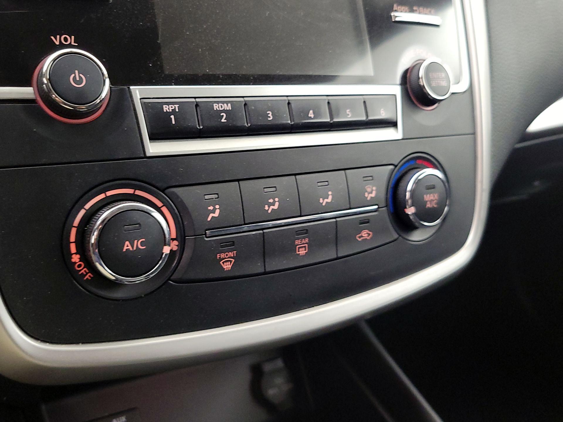 Thumbnail: 2016 Nissan Altima - 16