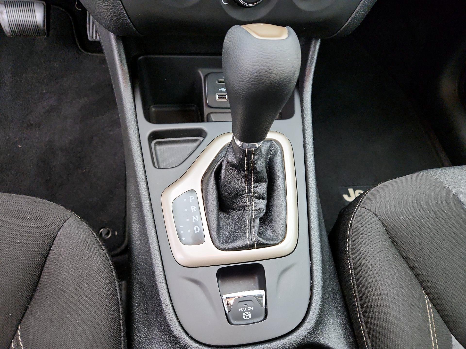 Thumbnail: 2018 Jeep Cherokee - 17