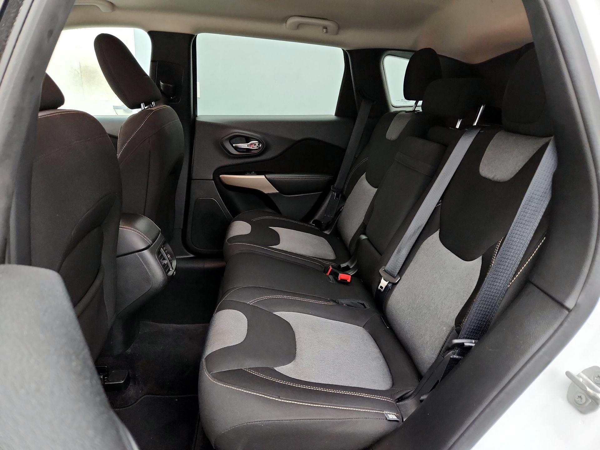 Thumbnail: 2018 Jeep Cherokee - 19
