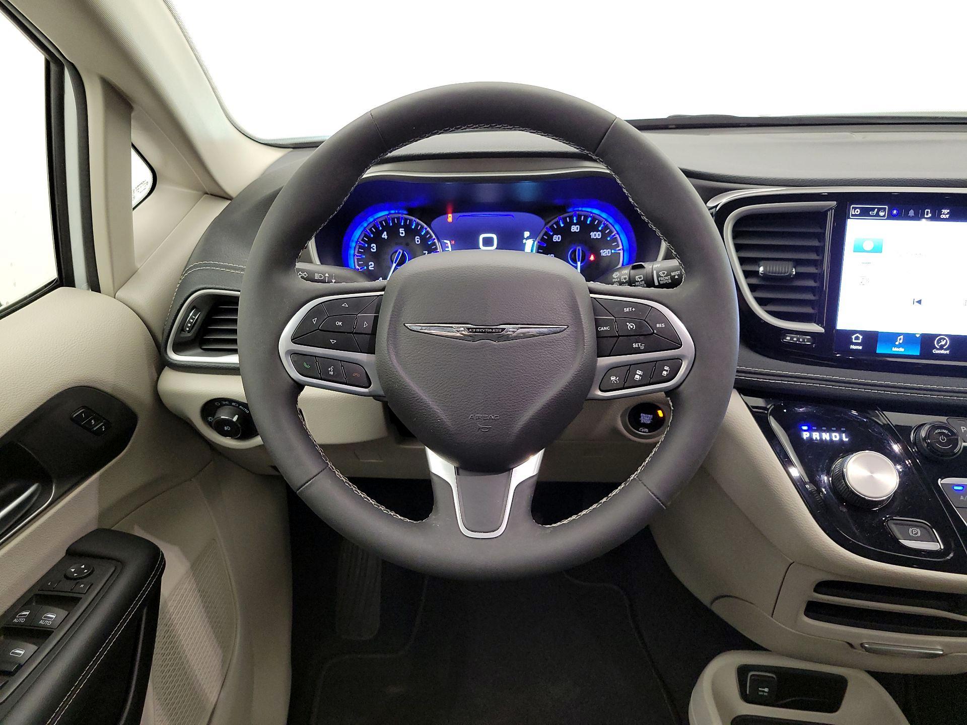Thumbnail: 2023 Chrysler Pacifica - 10