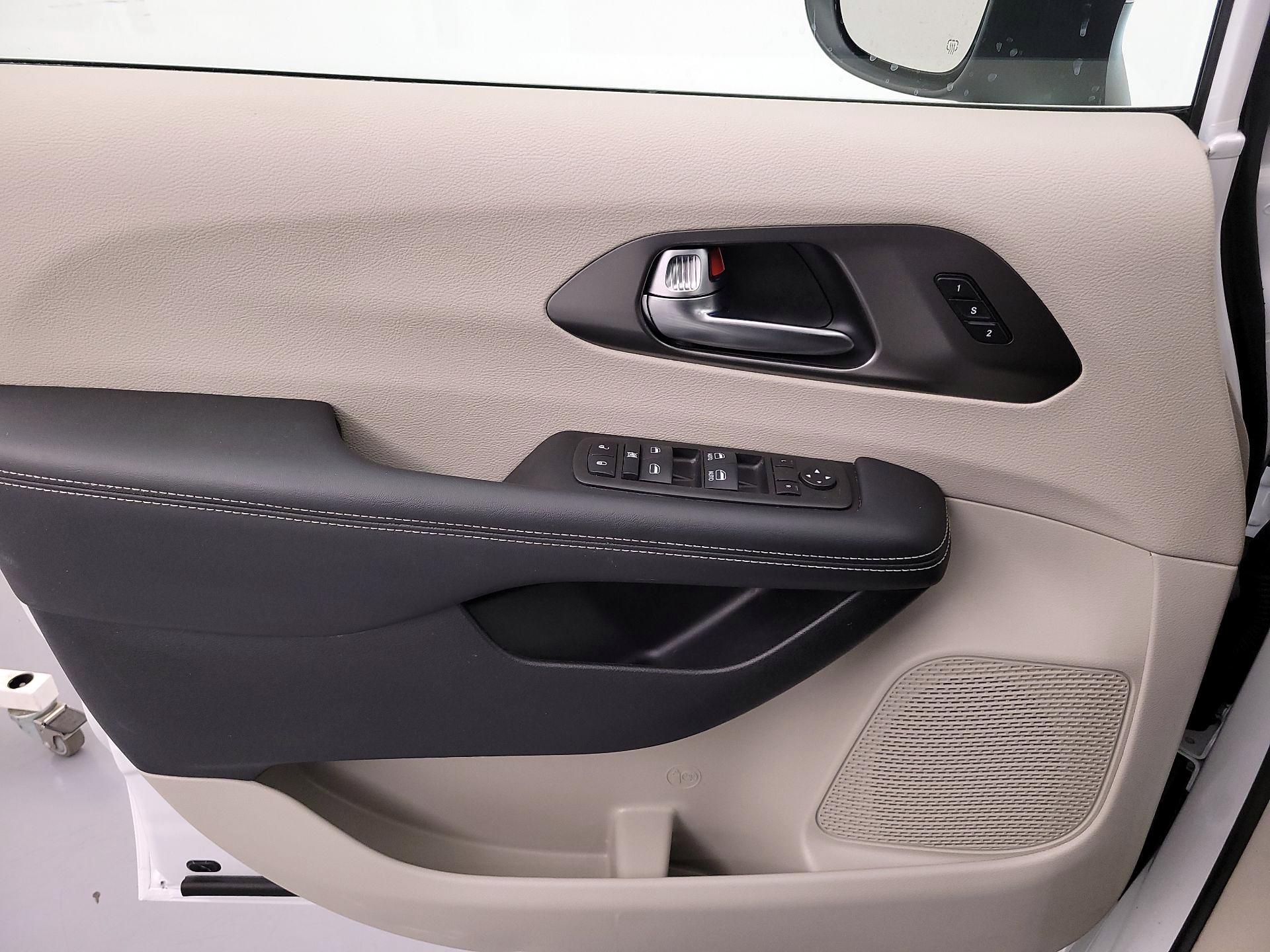 Thumbnail: 2023 Chrysler Pacifica - 12