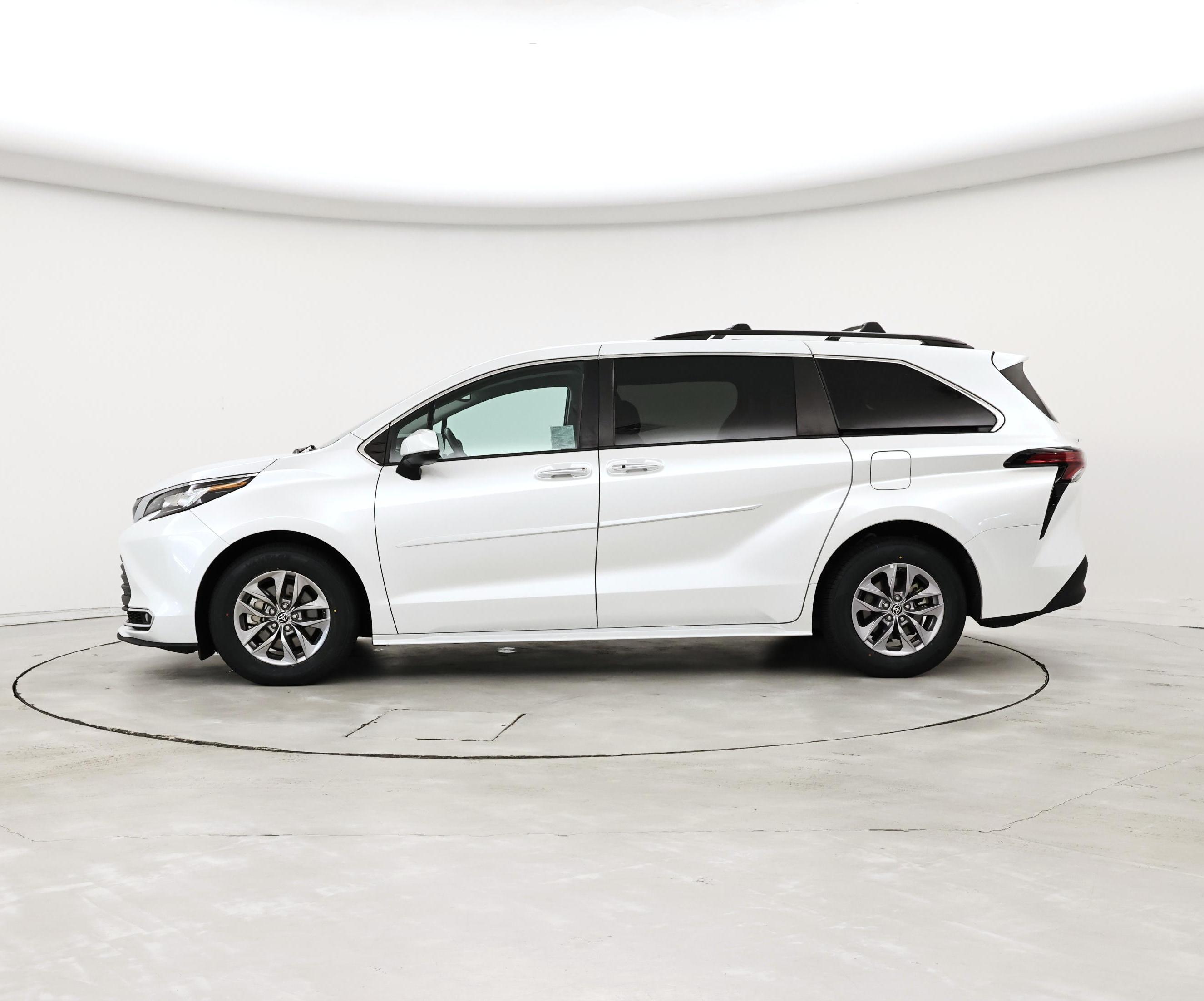 Thumbnail: 2022 Toyota Sienna - 3