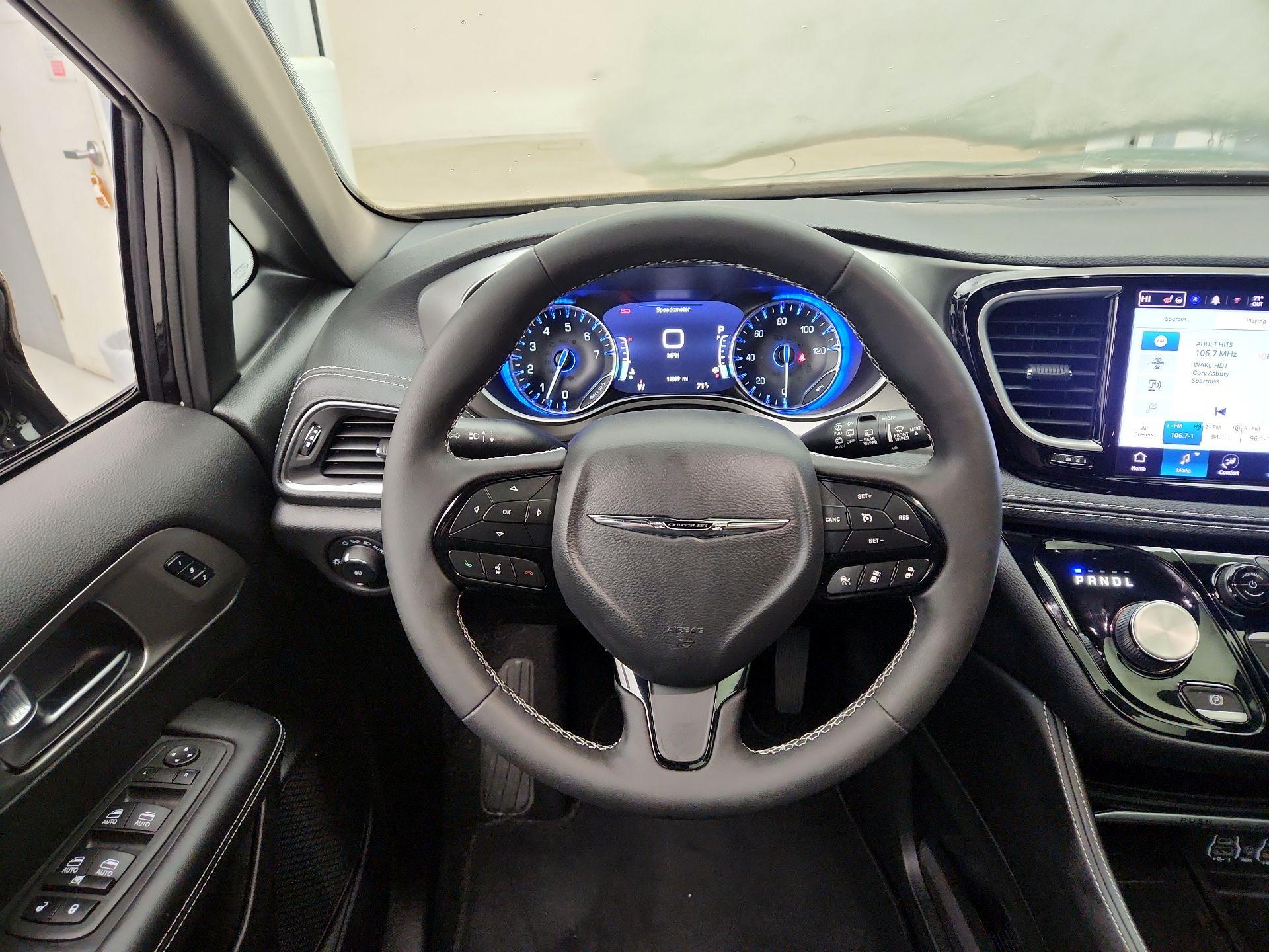 Thumbnail: 2022 Chrysler Pacifica - 10