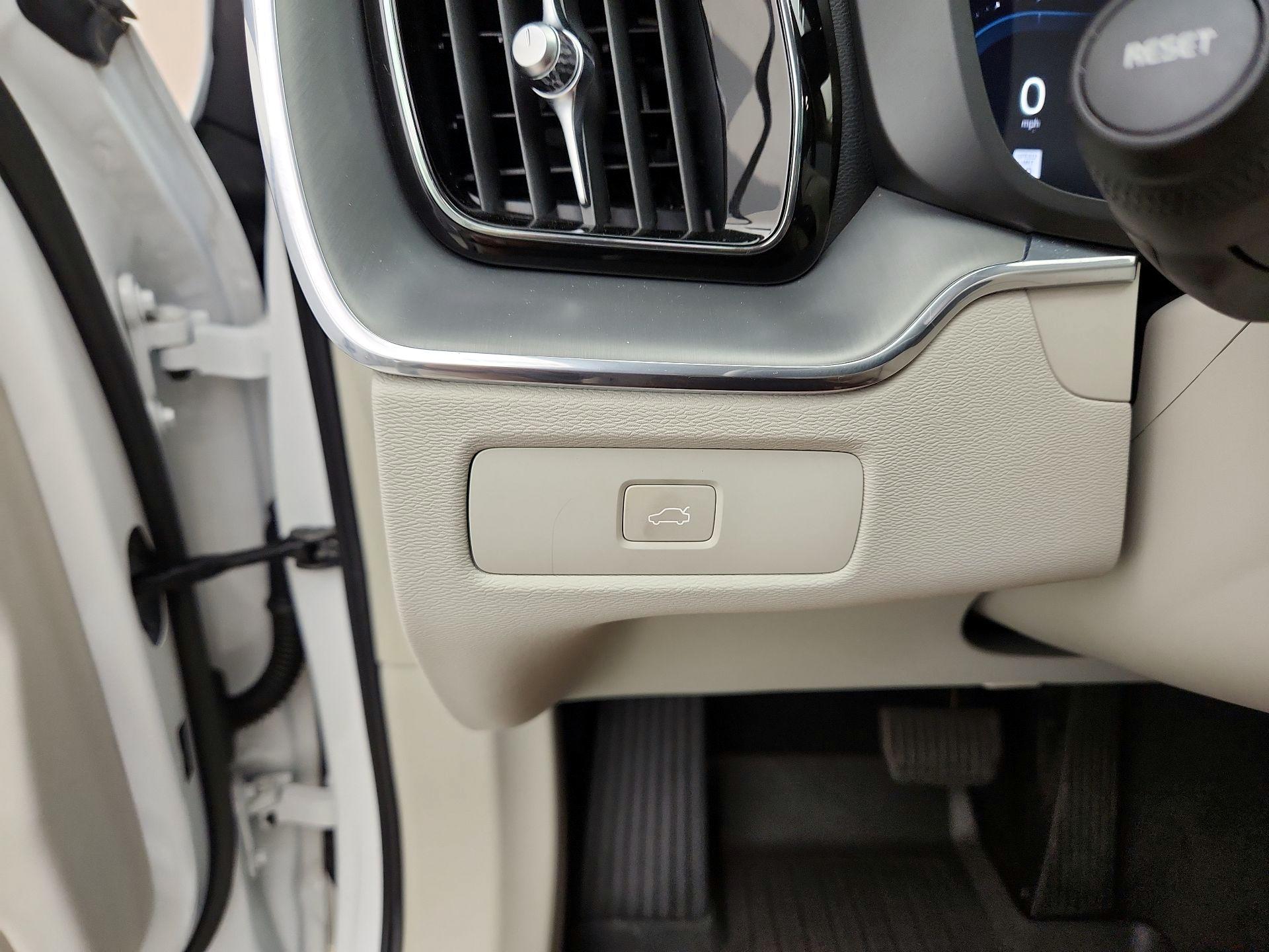 Thumbnail: 2023 Volvo XC60 - 13