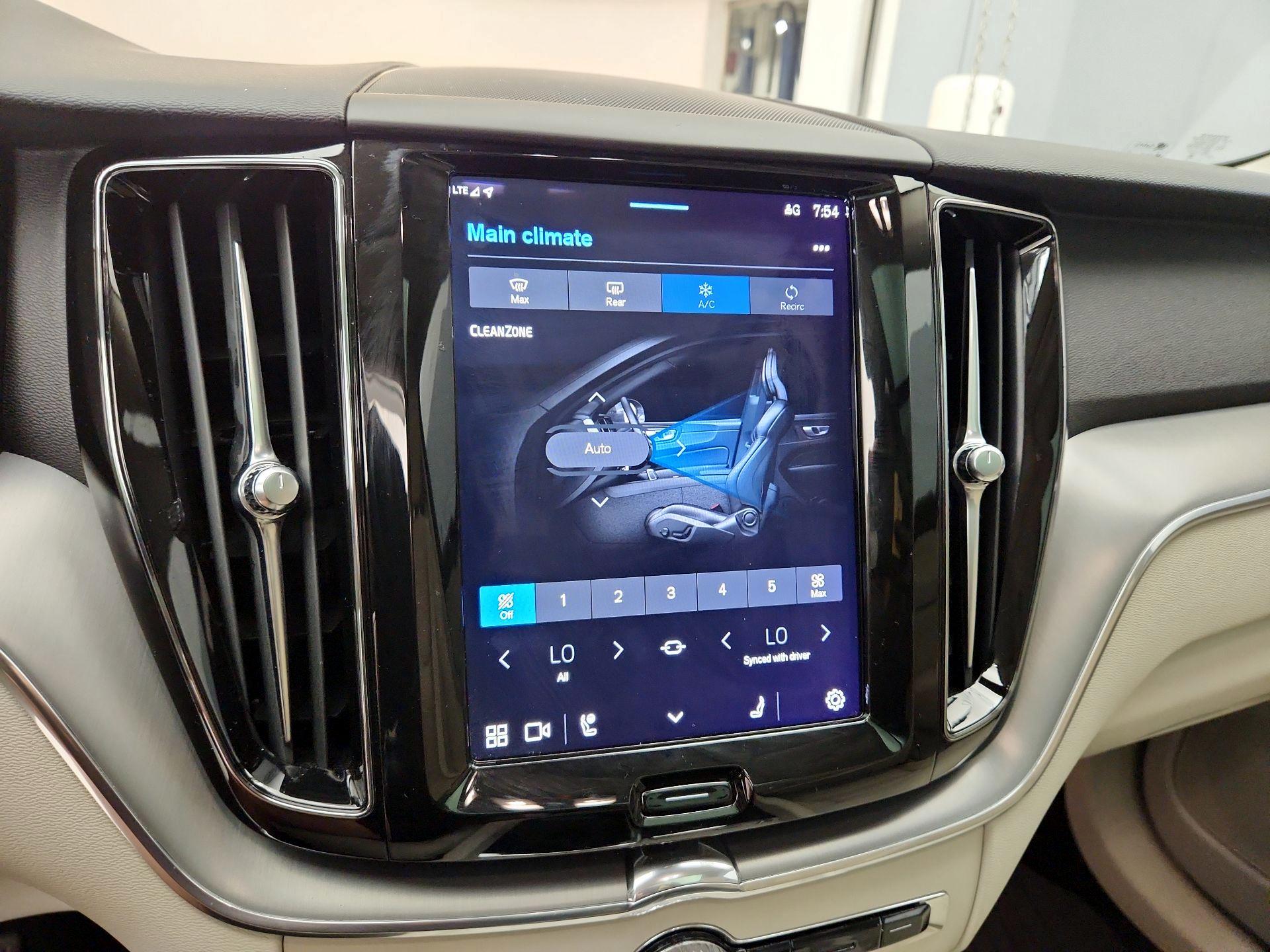 Thumbnail: 2023 Volvo XC60 - 17