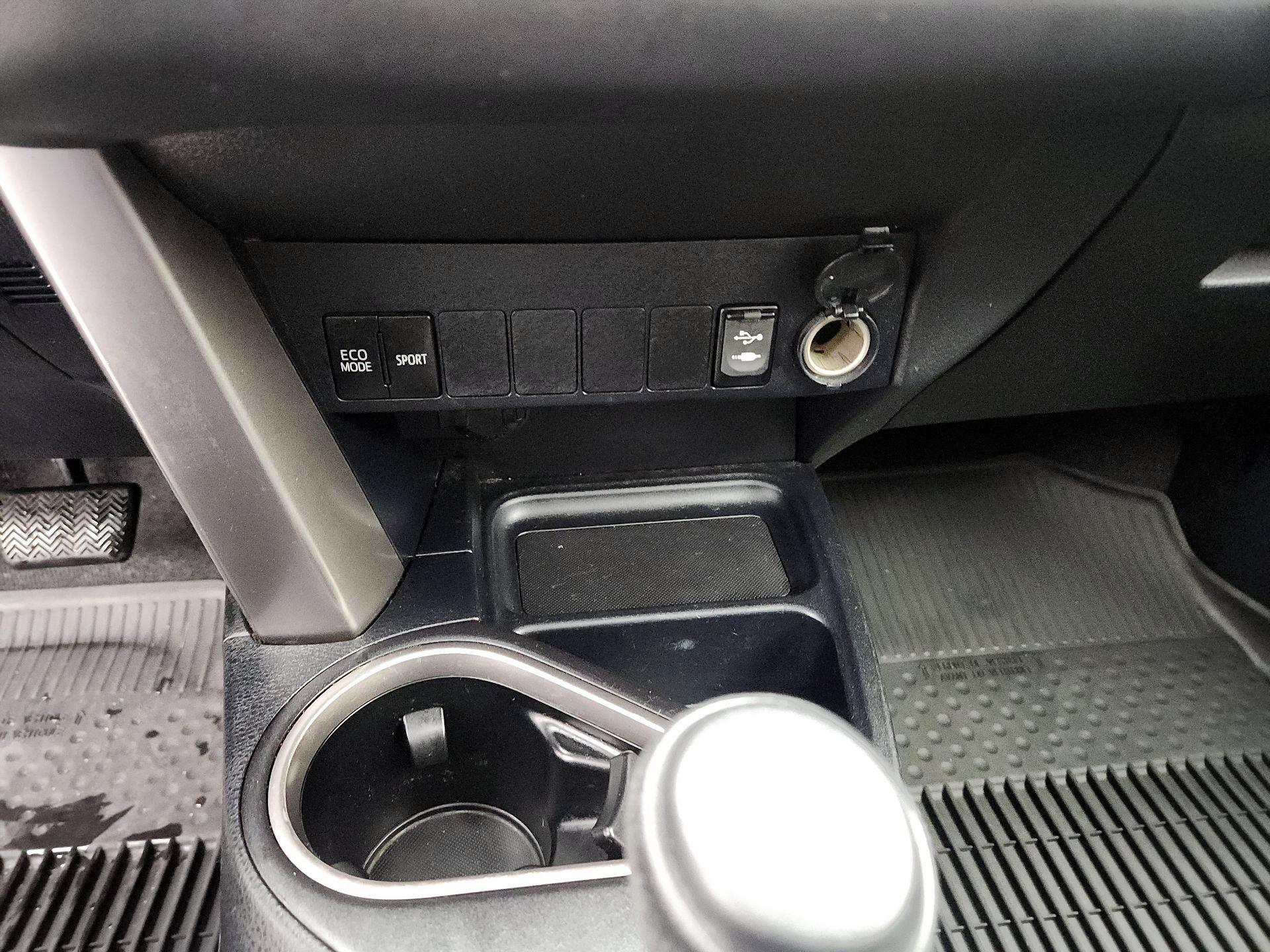 Thumbnail: 2016 Toyota RAV4 - 18