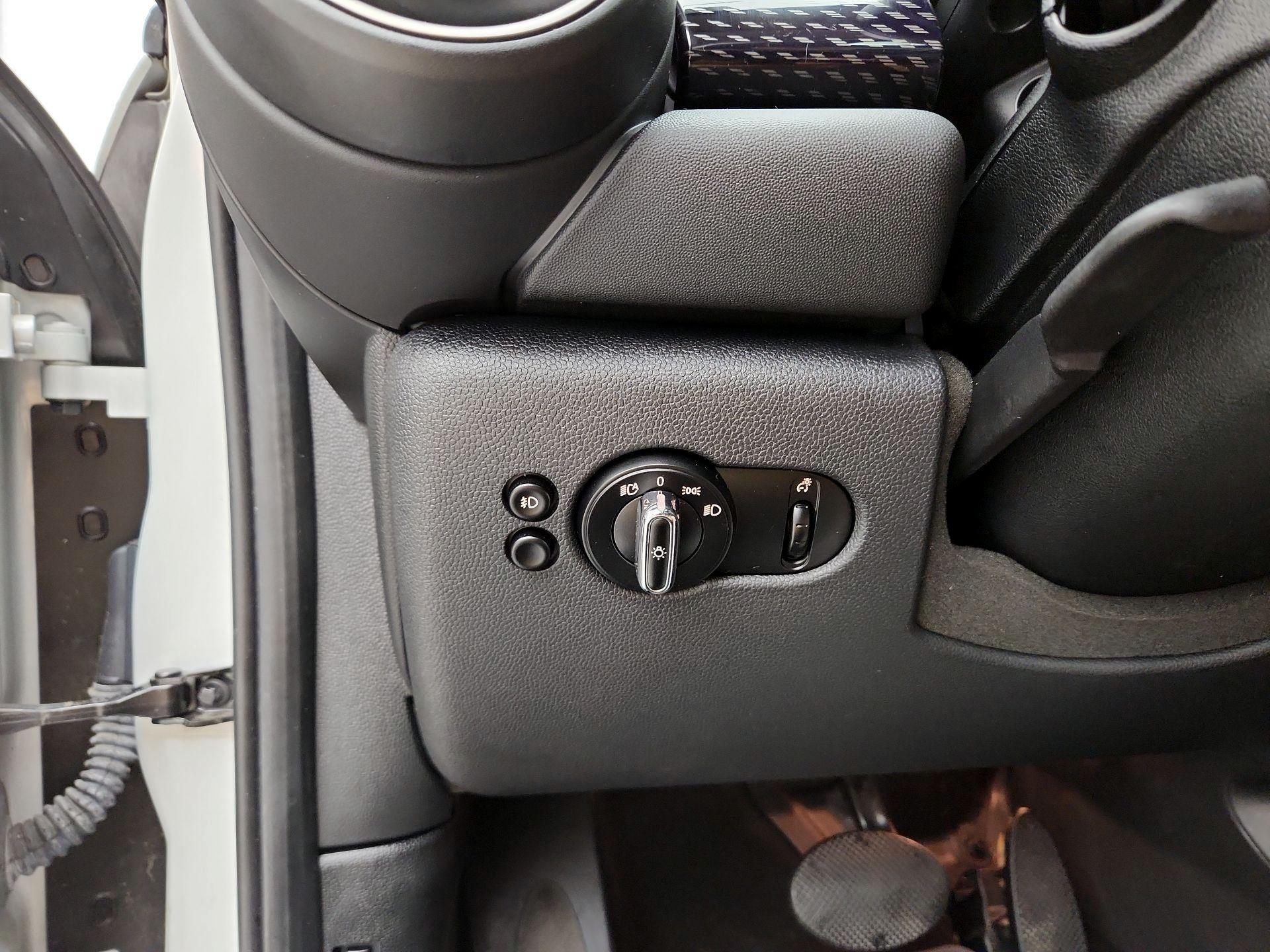 Thumbnail: 2015 MINI Cooper Hardtop - 13