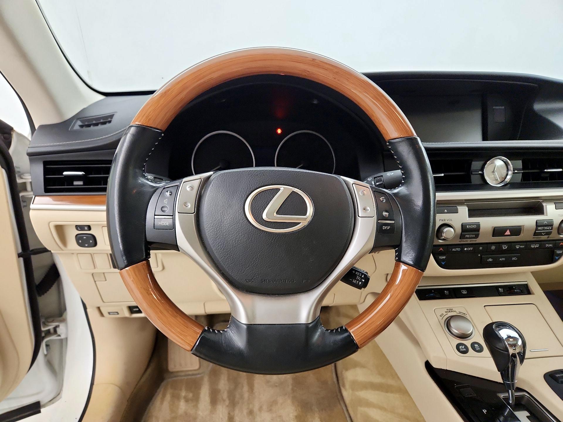 Thumbnail: 2014 Lexus ES - 10