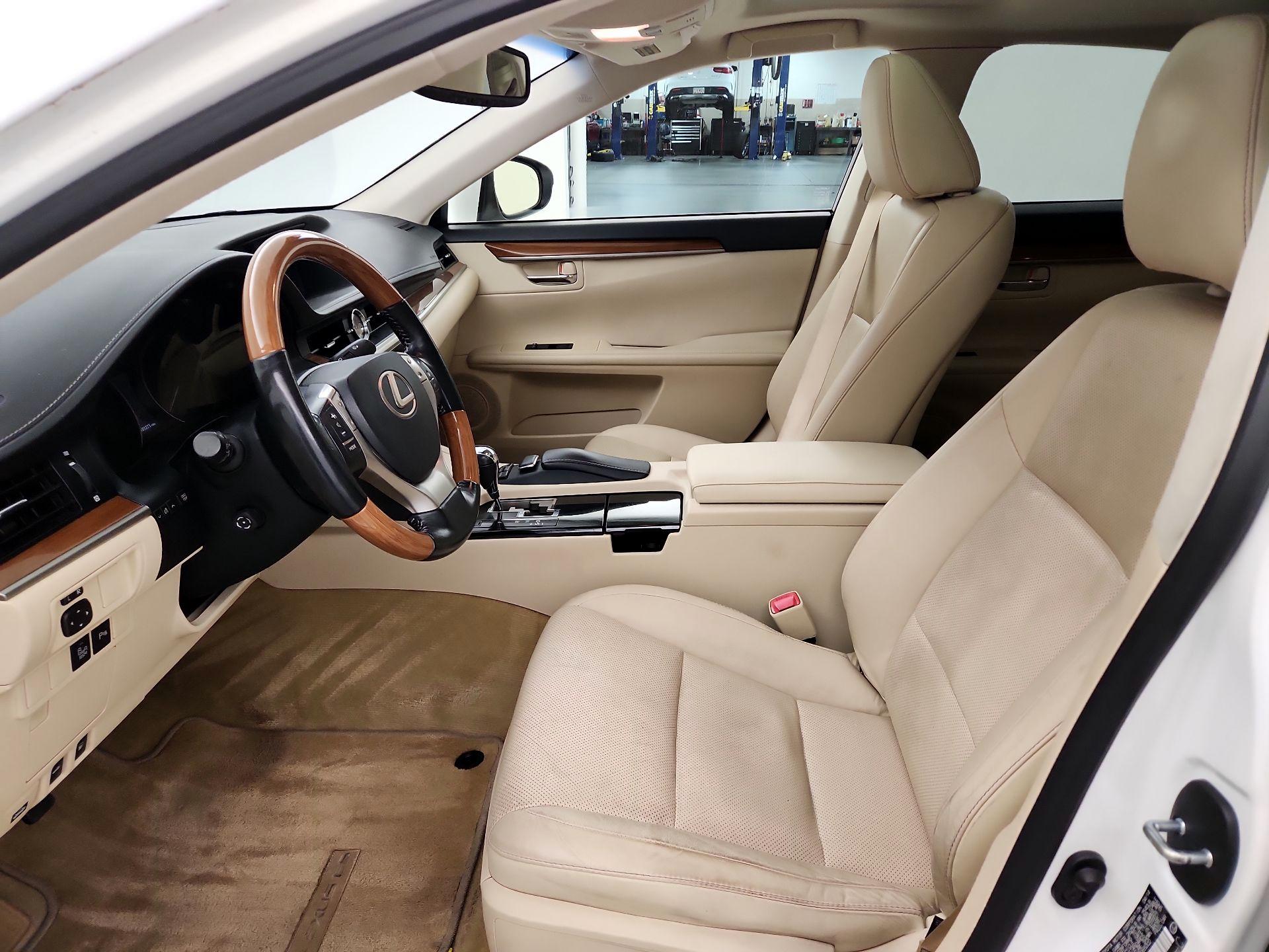 Thumbnail: 2014 Lexus ES - 11