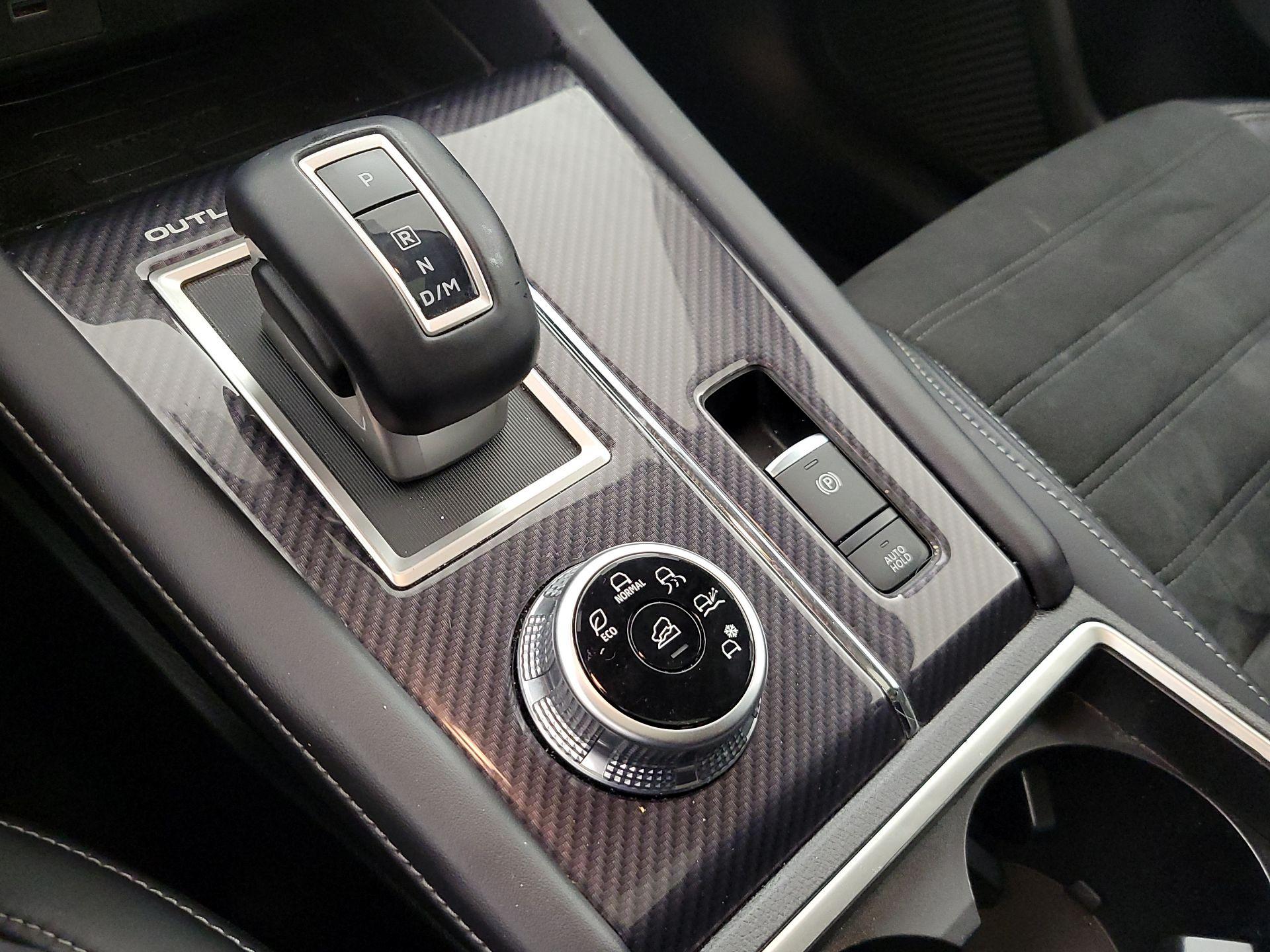 Thumbnail: 2023 Mitsubishi Outlander - 18