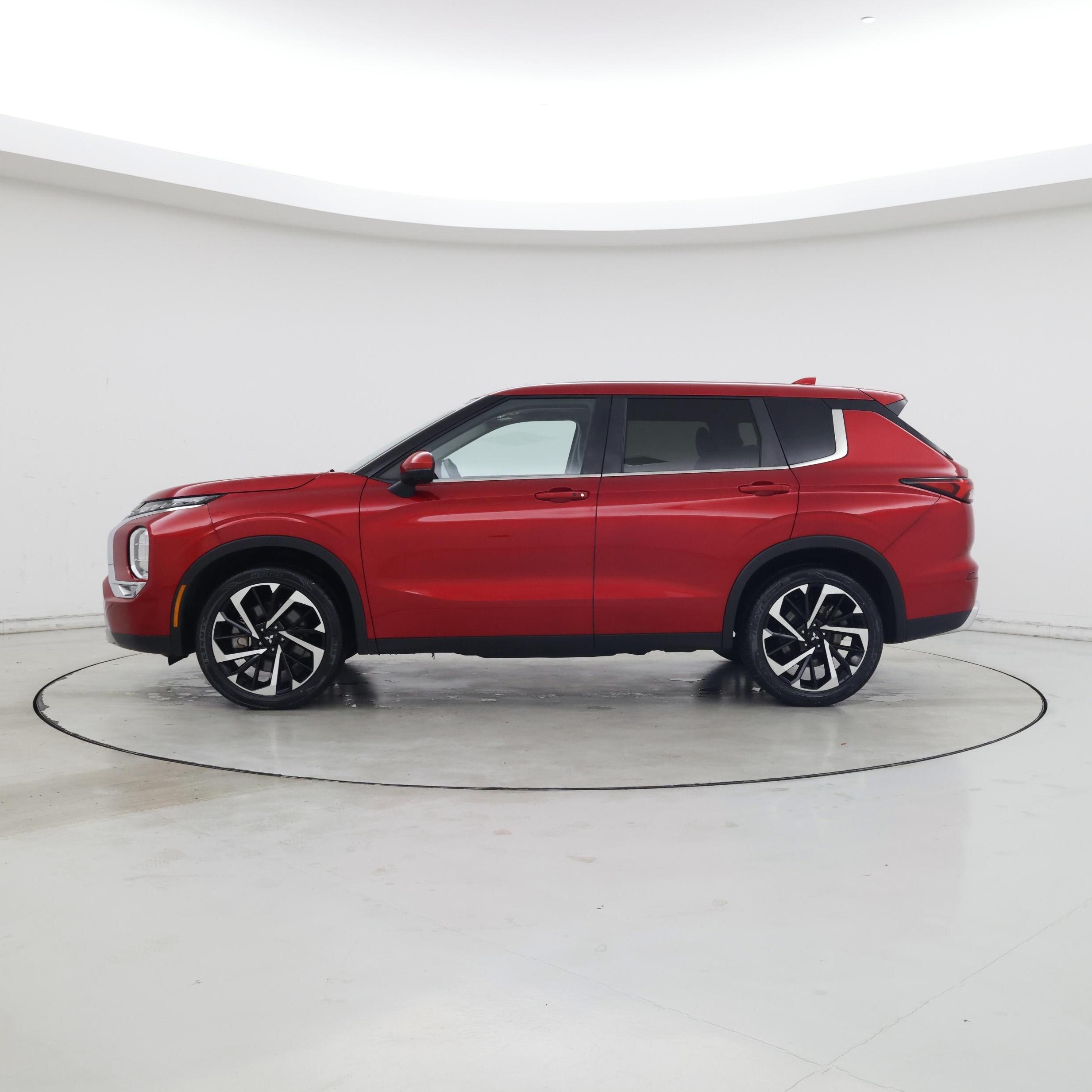 Thumbnail: 2023 Mitsubishi Outlander - 3