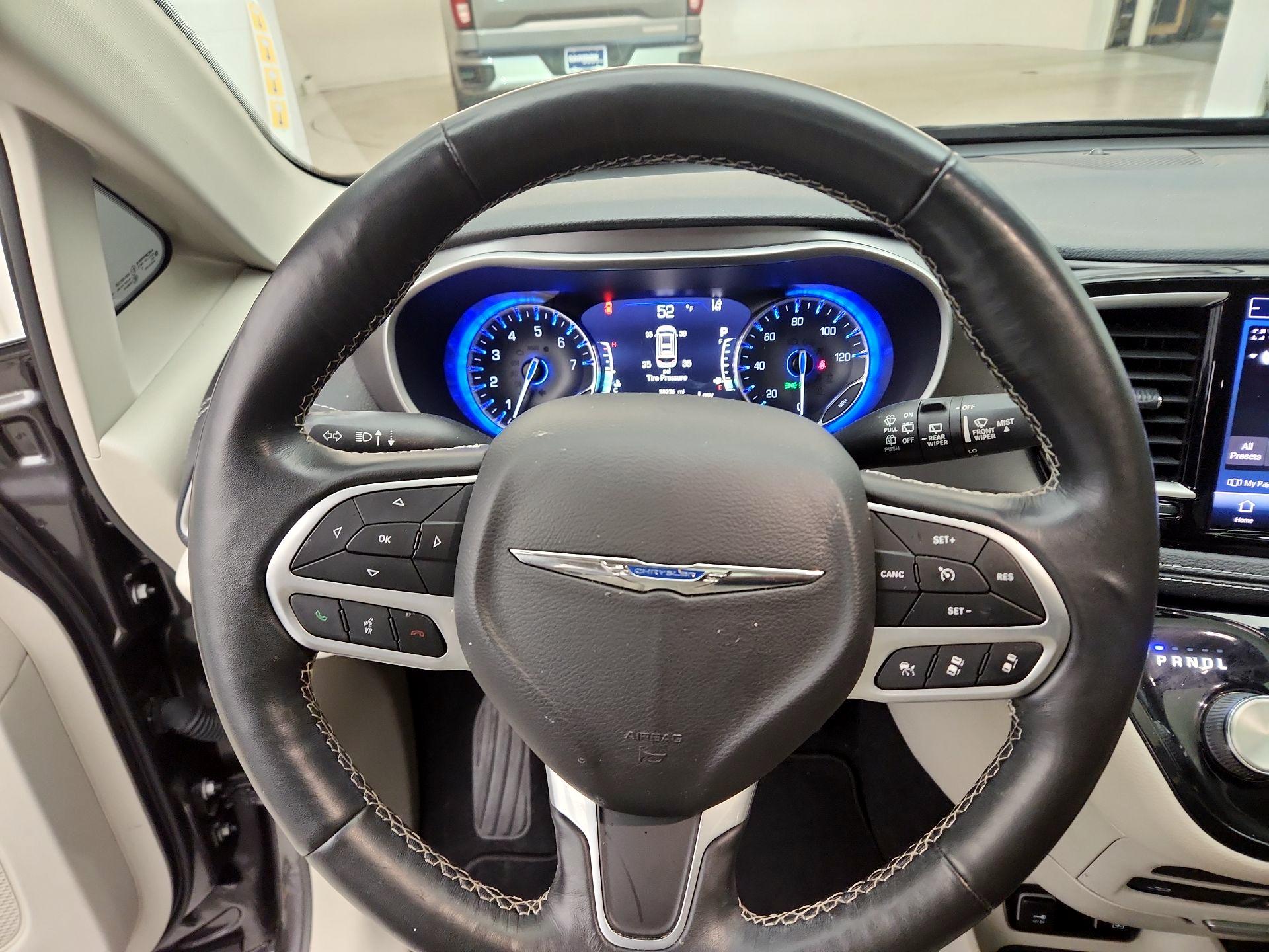 Thumbnail: 2021 Chrysler Pacifica - 10