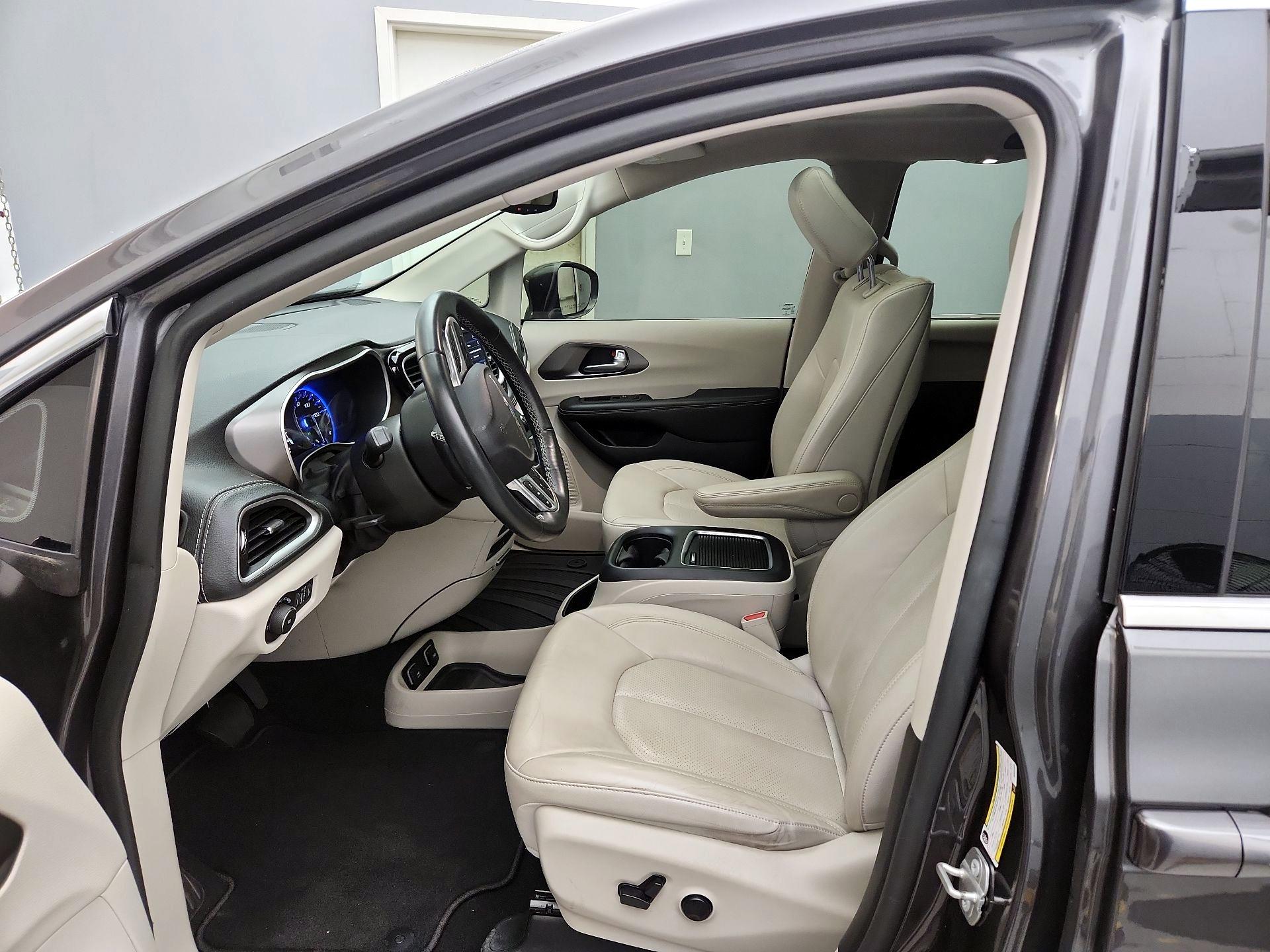 Thumbnail: 2021 Chrysler Pacifica - 11