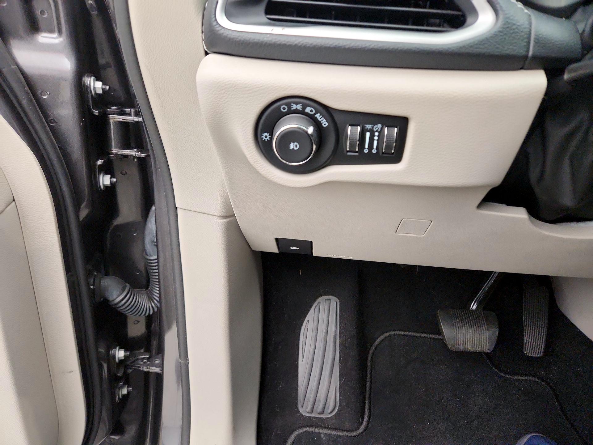 Thumbnail: 2021 Chrysler Pacifica - 13