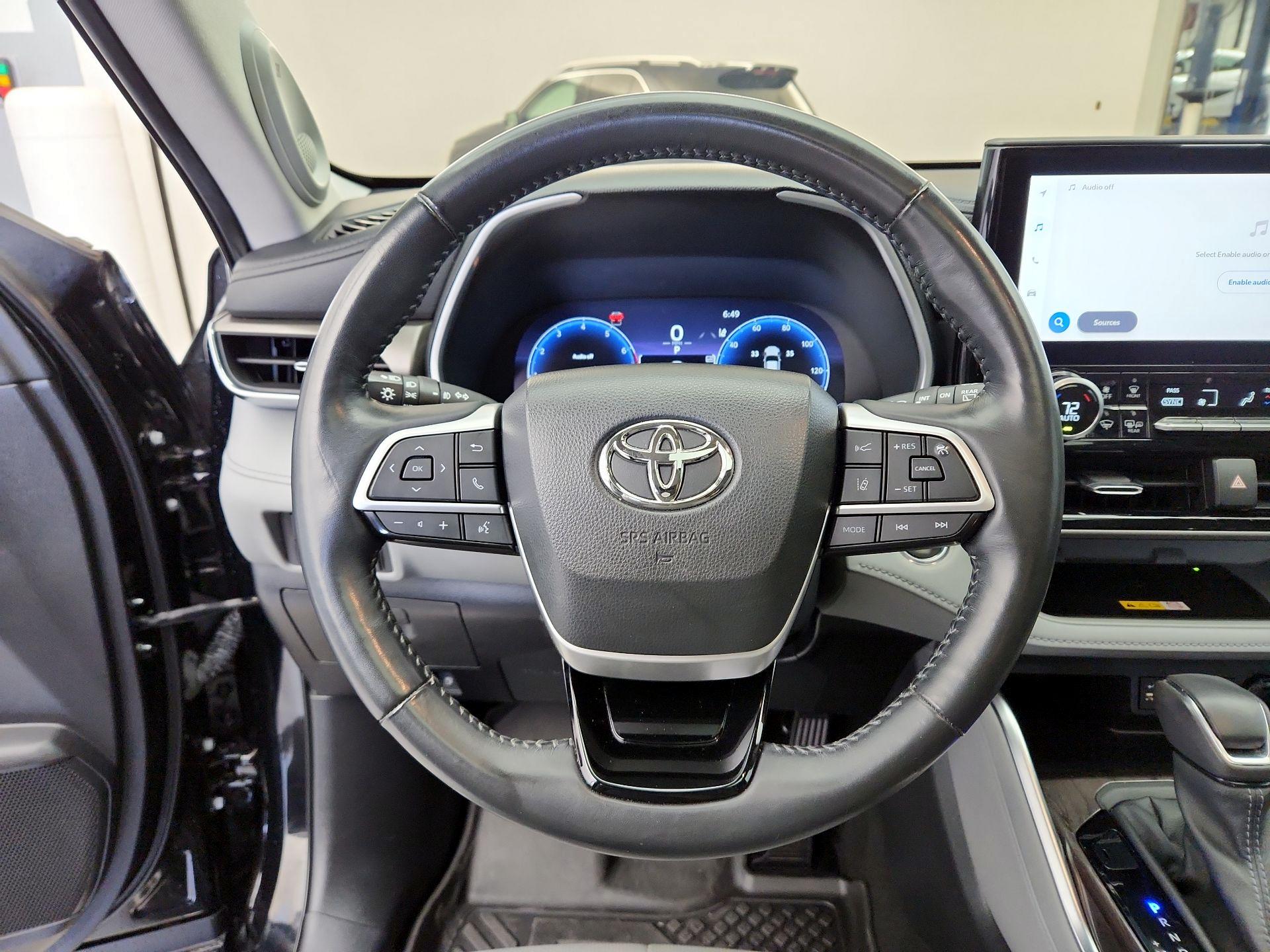 Thumbnail: 2023 Toyota Highlander - 10