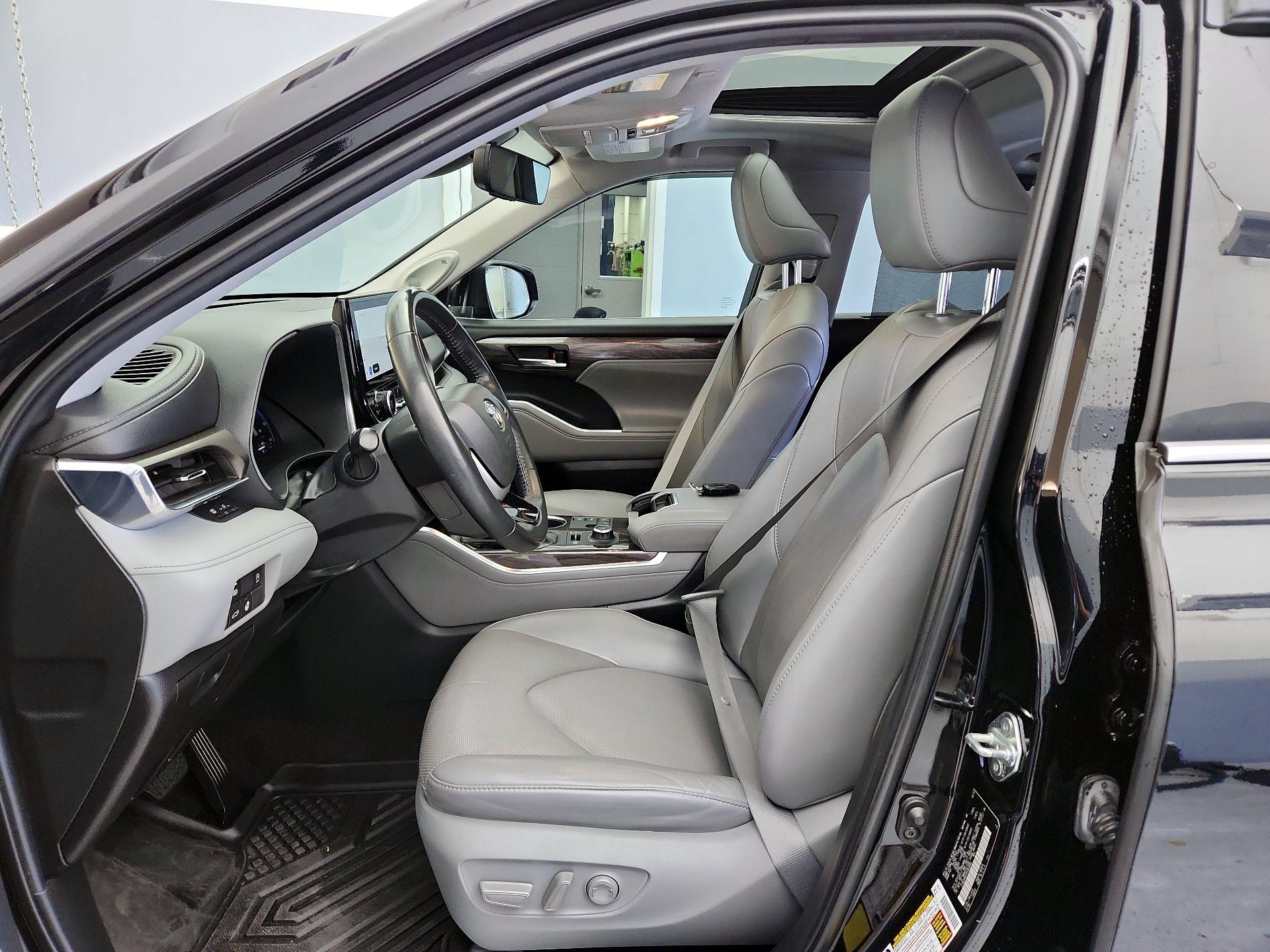 Thumbnail: 2023 Toyota Highlander - 11