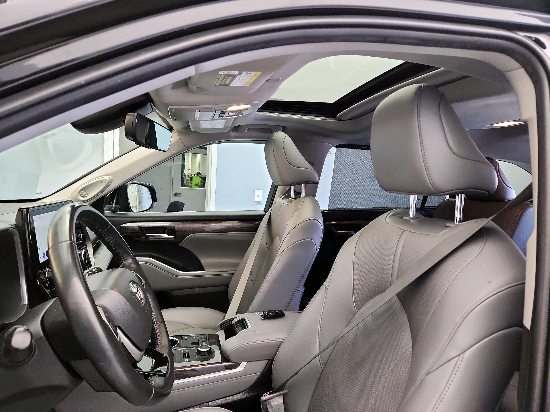 Thumbnail: 2023 Toyota Highlander - 19