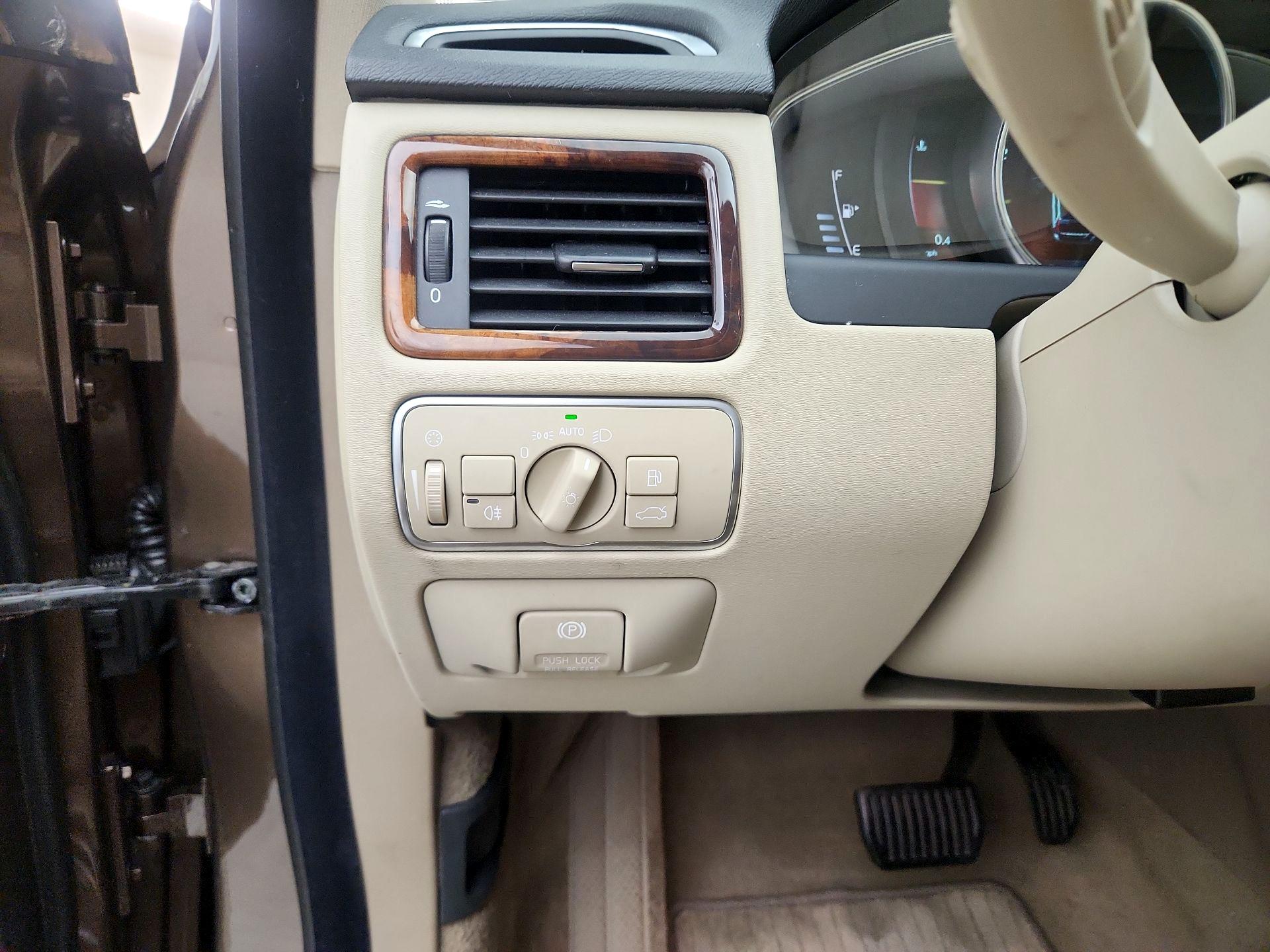 Thumbnail: 2015 Volvo XC70 - 13