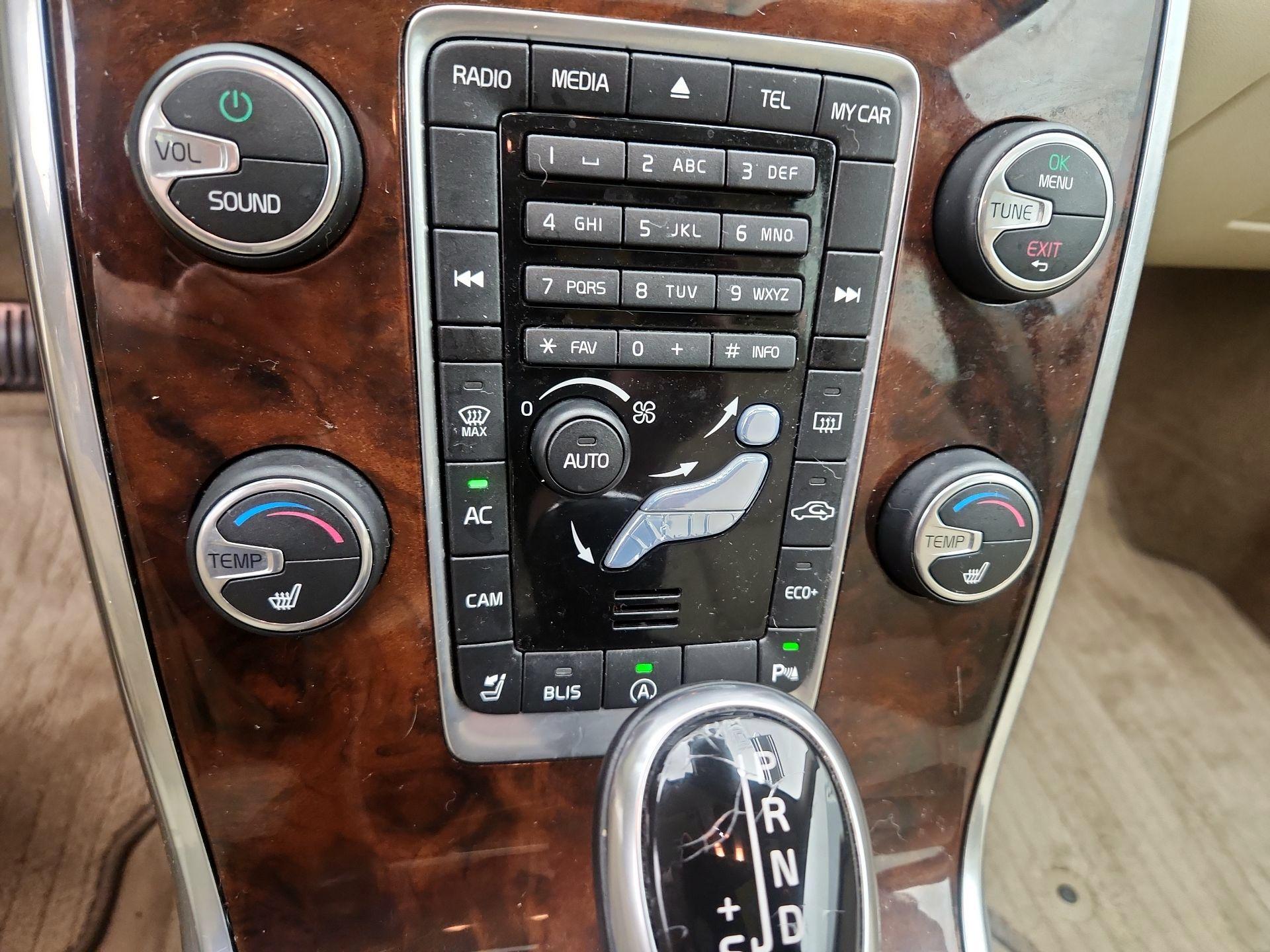 Thumbnail: 2015 Volvo XC70 - 16
