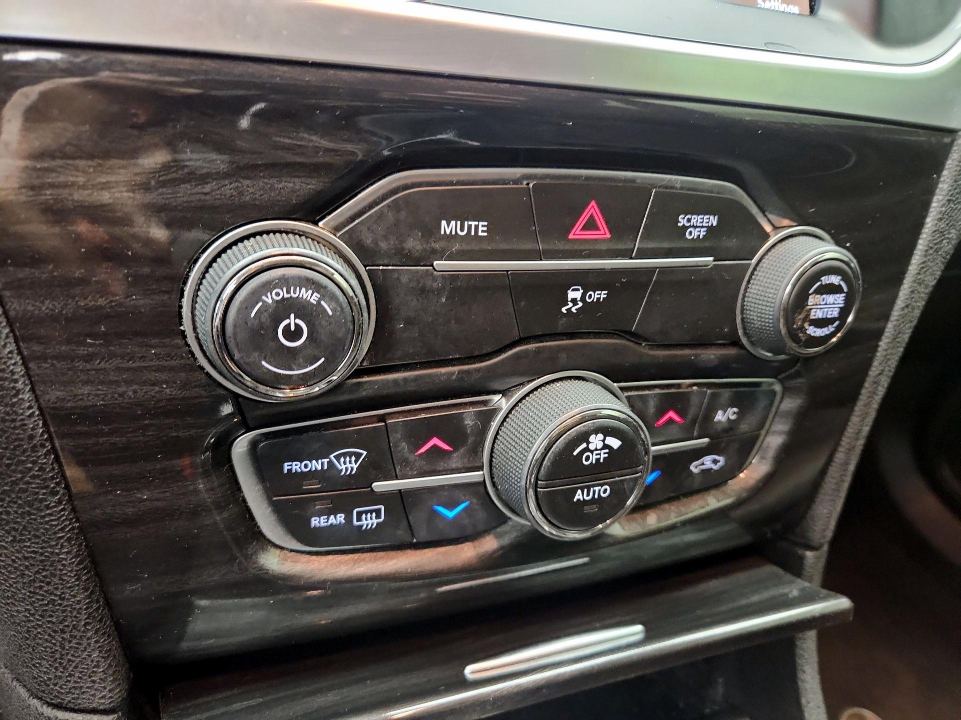 Thumbnail: 2019 Chrysler 300 - 16