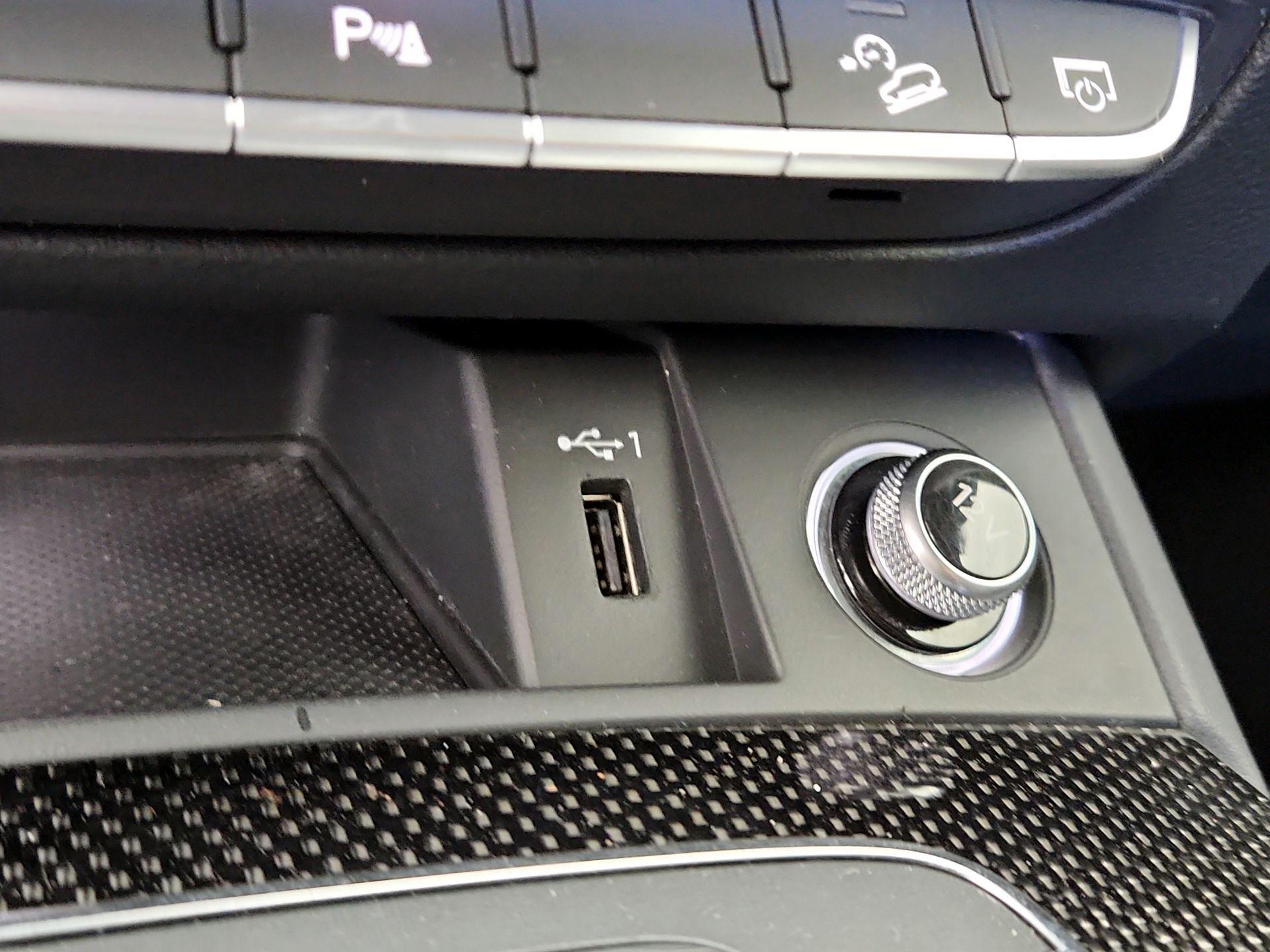 Thumbnail: 2020 Audi SQ5 - 19