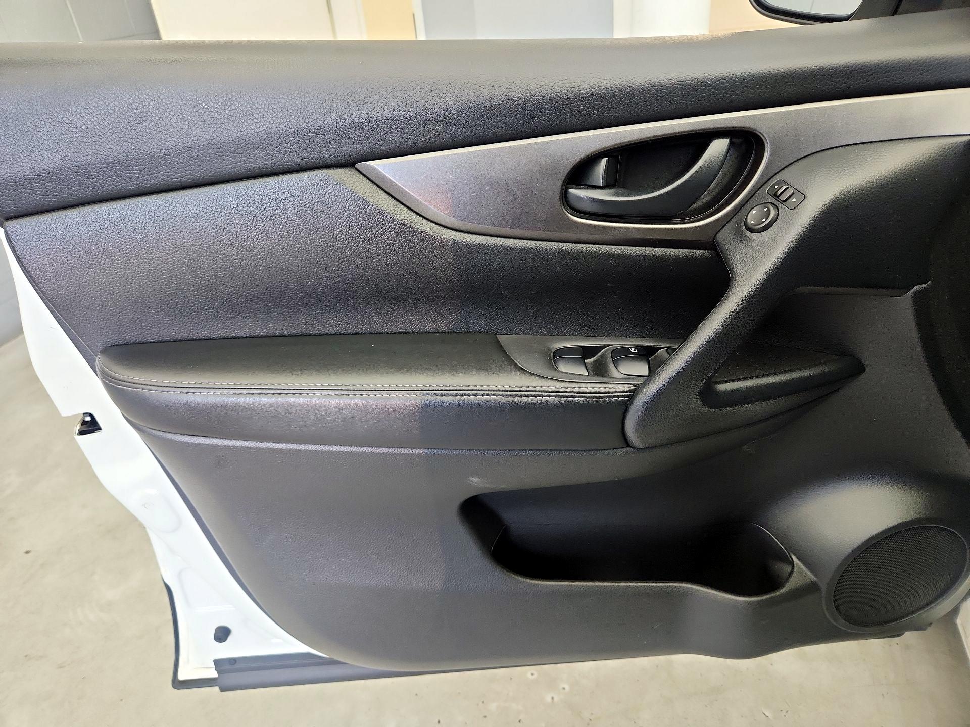 Thumbnail: 2021 Nissan Rogue Sport - 12