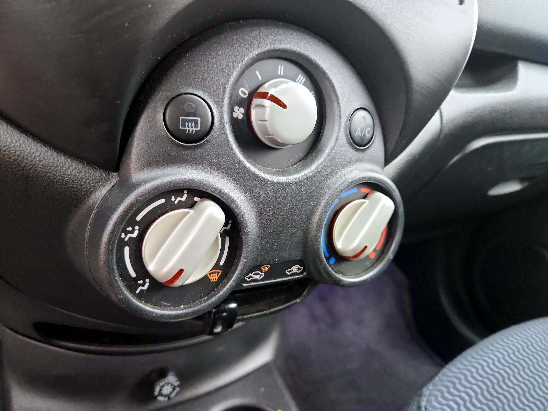 Thumbnail: 2014 Nissan Versa Note - 16