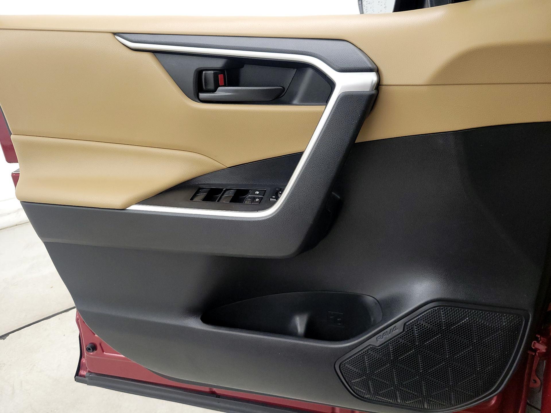 Thumbnail: 2019 Toyota RAV4 - 12