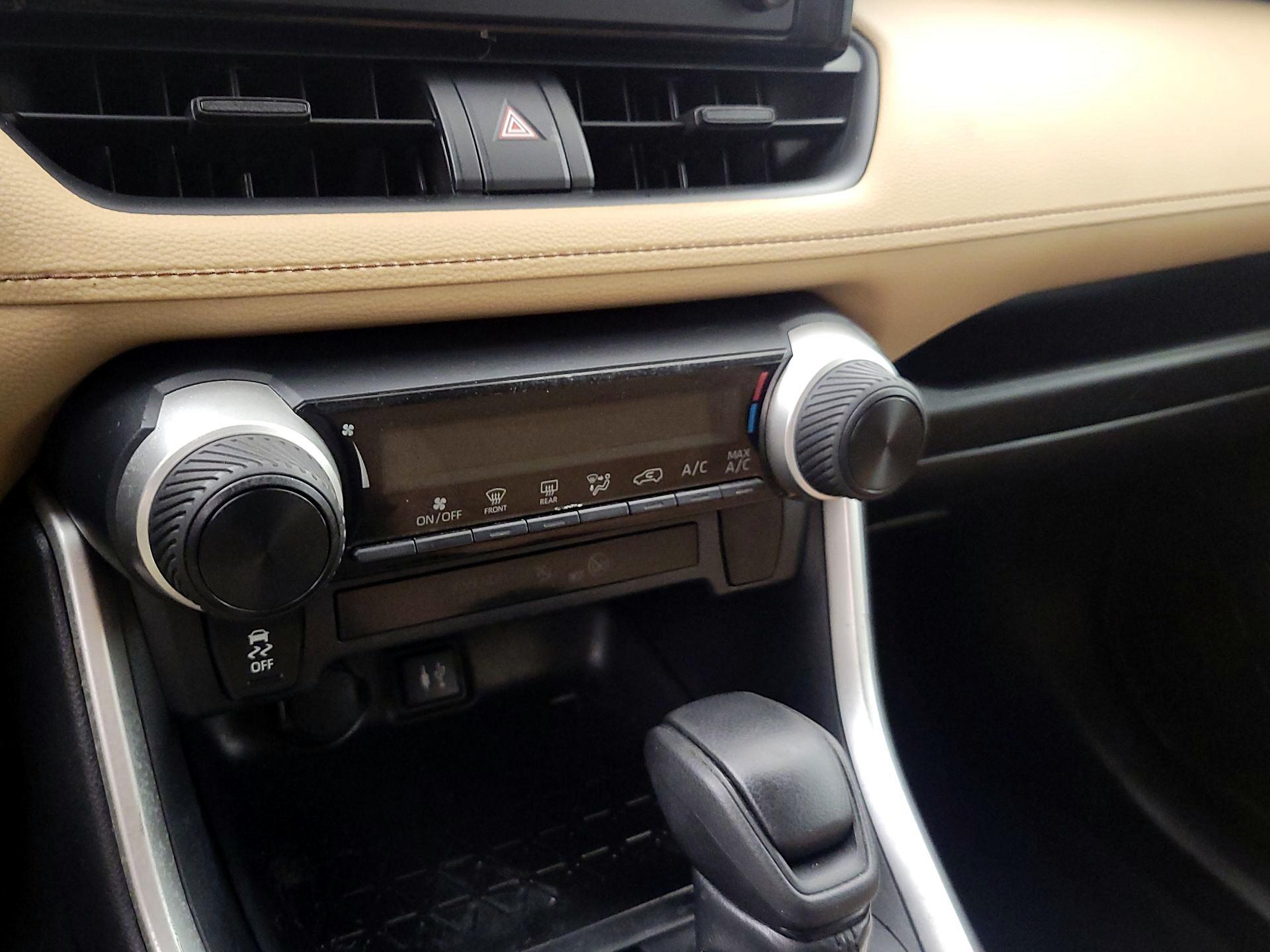 Thumbnail: 2019 Toyota RAV4 - 16